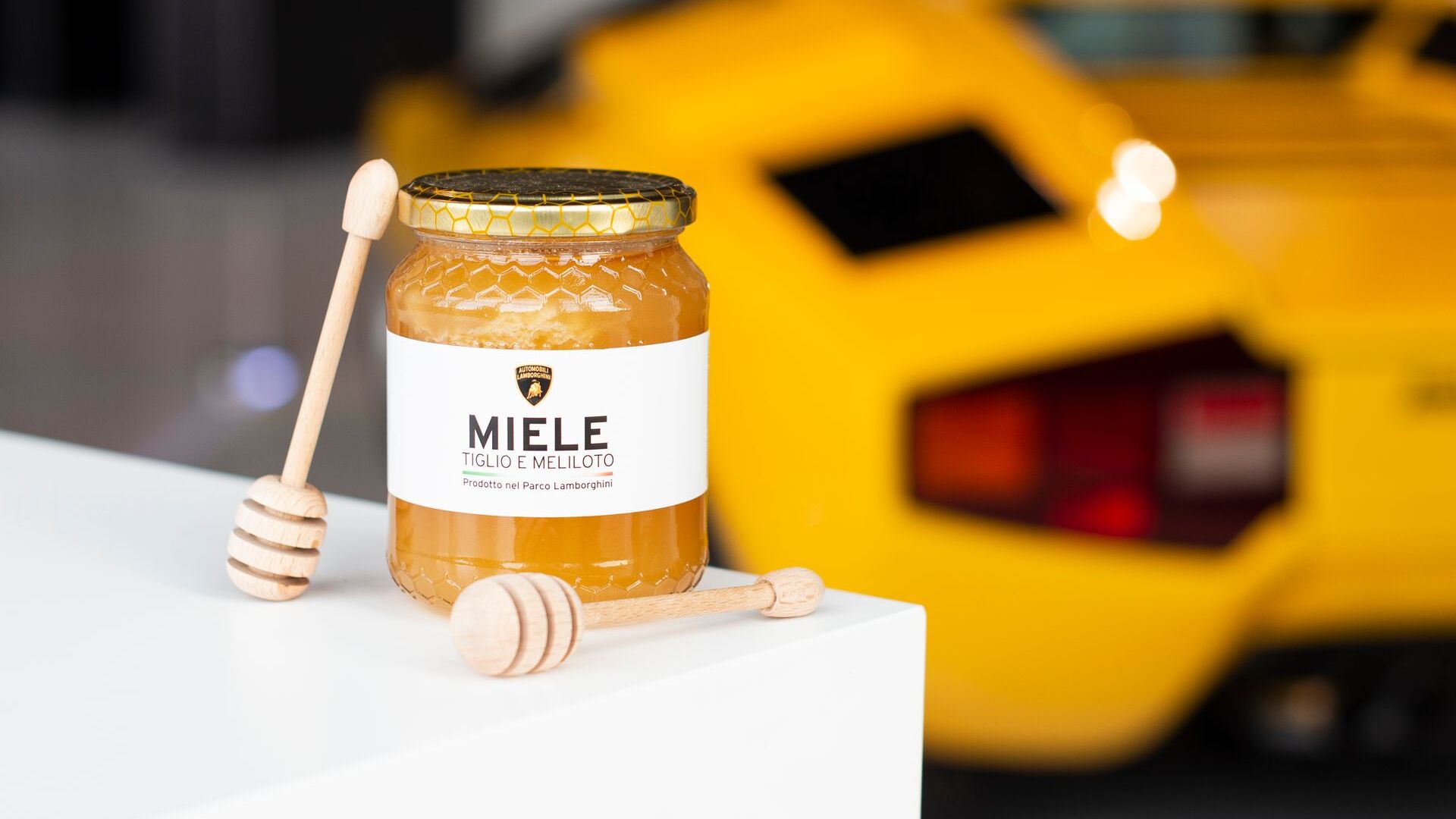 Il miele di tiglio e meliloto prodotto dalle api dell'alveare tecnologico Lamborghini