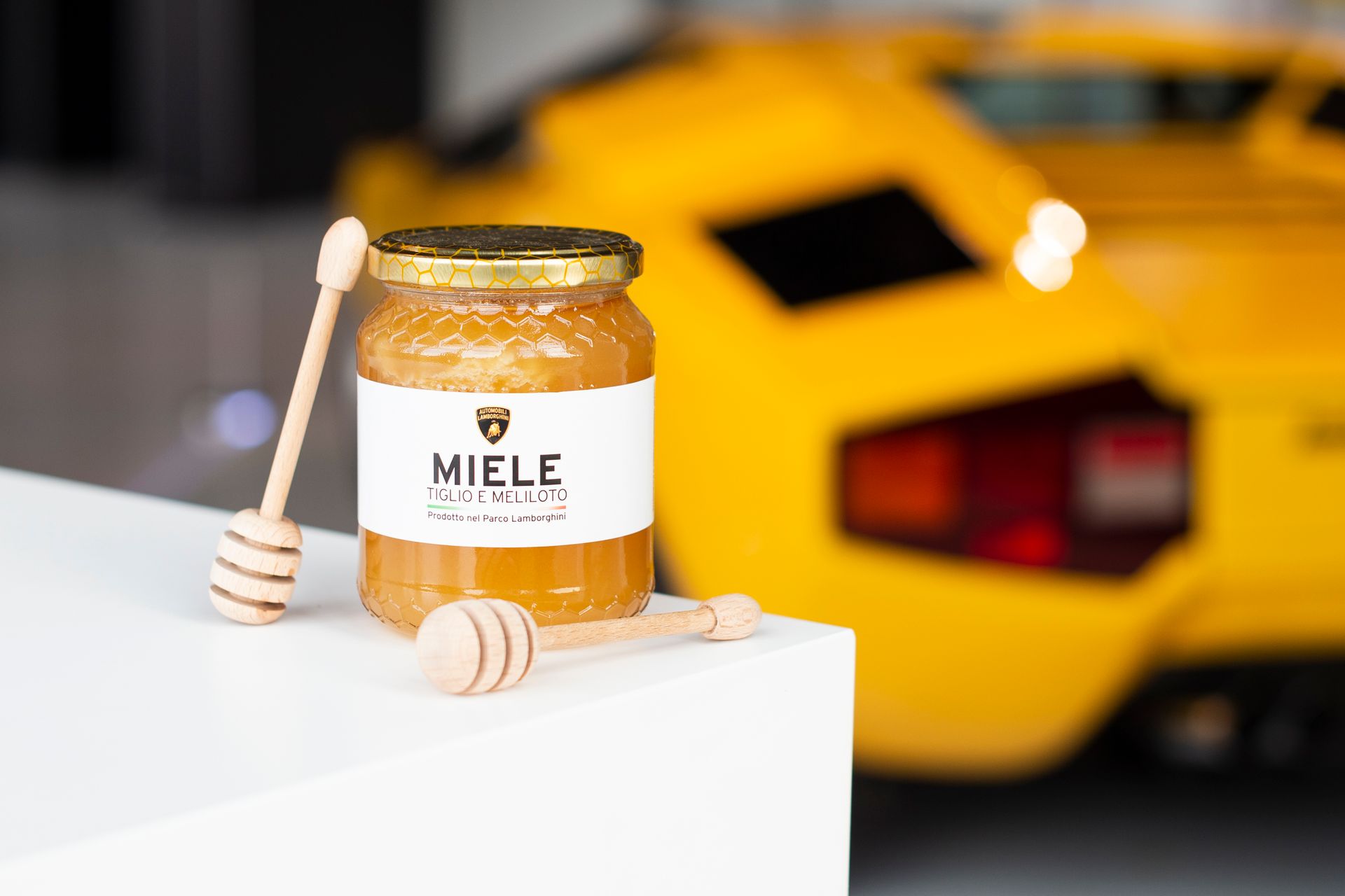 Miel de lima y trébol dulce producida por las abejas de la colmena tecnológica de Lamborghini