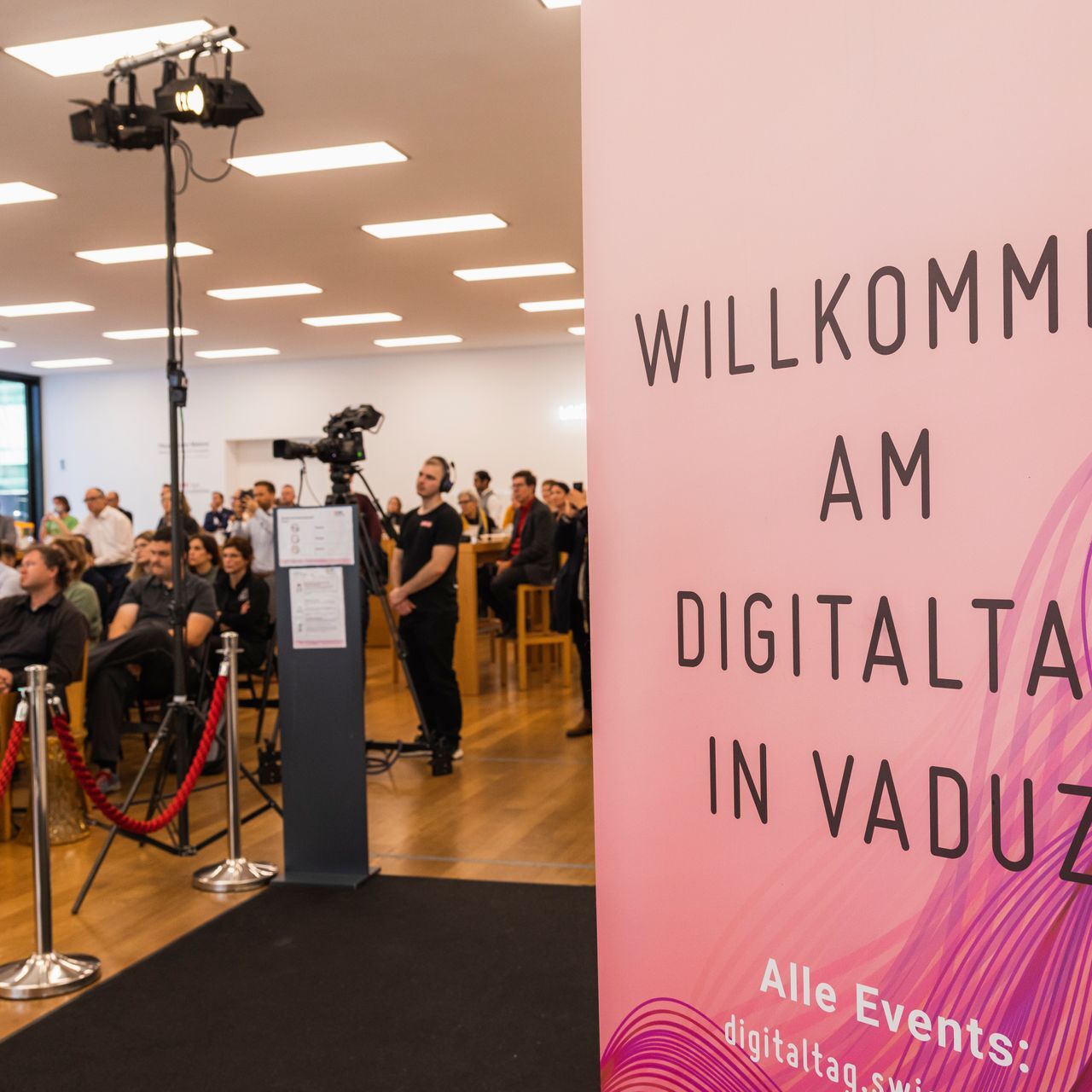 "Digitaltag Vaduz", ko sestdien, 6. gada 2021. novembrī, sagaidīja Lihtenšteinas Firstistes galvaspilsētas Mākslas muzejs, izraisīja publikas un runātāju entuziasmu līdzīgi kā nākamās dienas 10. dienā "Digital Day Switzerland".