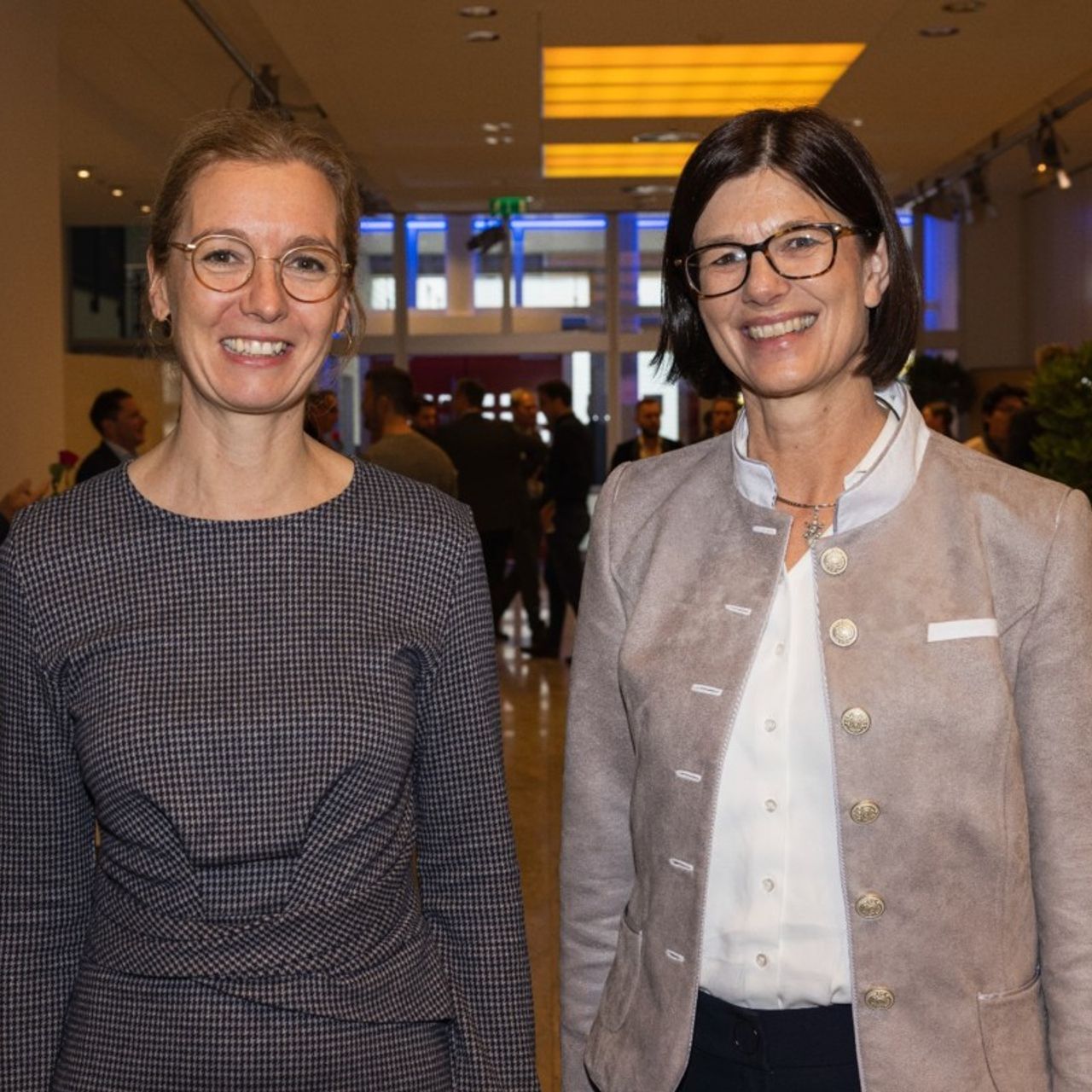 Sabine Mounani, Regierungschef-Stellvertreterin und Wirtschaftsministerin von Liechtenstein, und Catrin Hinkel, CEO von Microsoft Schweiz