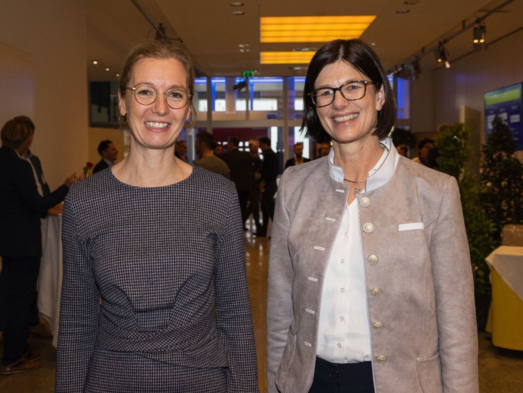 Sabine Mounani, Αντιπρόεδρος της Κυβέρνησης και Υπουργός Οικονομίας του Λιχτενστάιν, και Catrin Hinkel, Διευθύνων Σύμβουλος της Microsoft Ελβετίας
