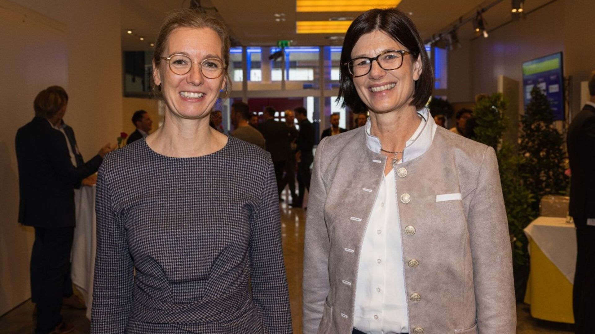 Sabine Mounani, Vice Primo Ministro e Ministro dell'Economia del Liechtenstein, e Catrin Hinkel, CEO di Microsoft Svizzera
