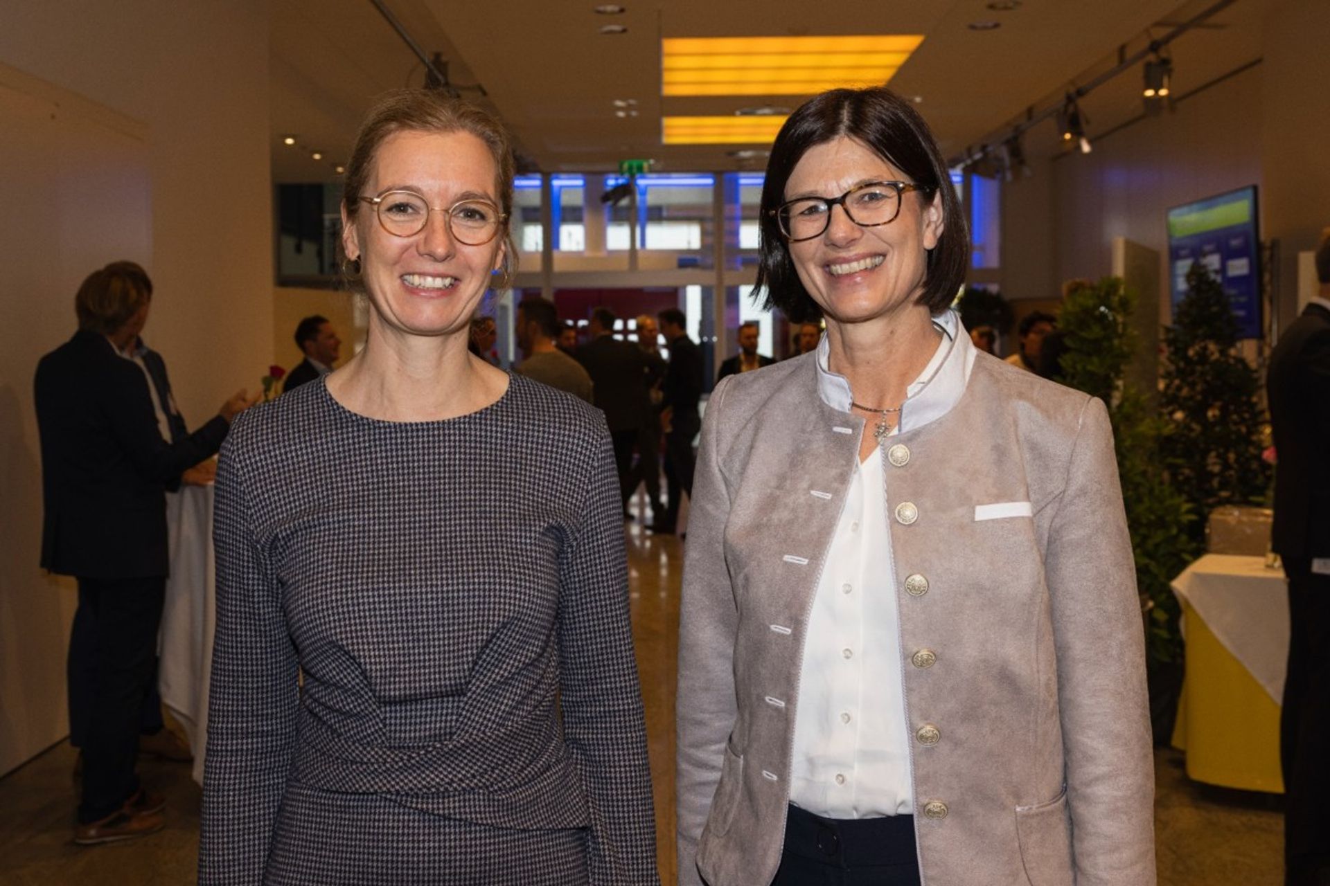 Sabine Mounani, Liechtenstein miniszterelnök-helyettese és gazdasági minisztere, valamint Catrin Hinkel, a Microsoft Svájc vezérigazgatója