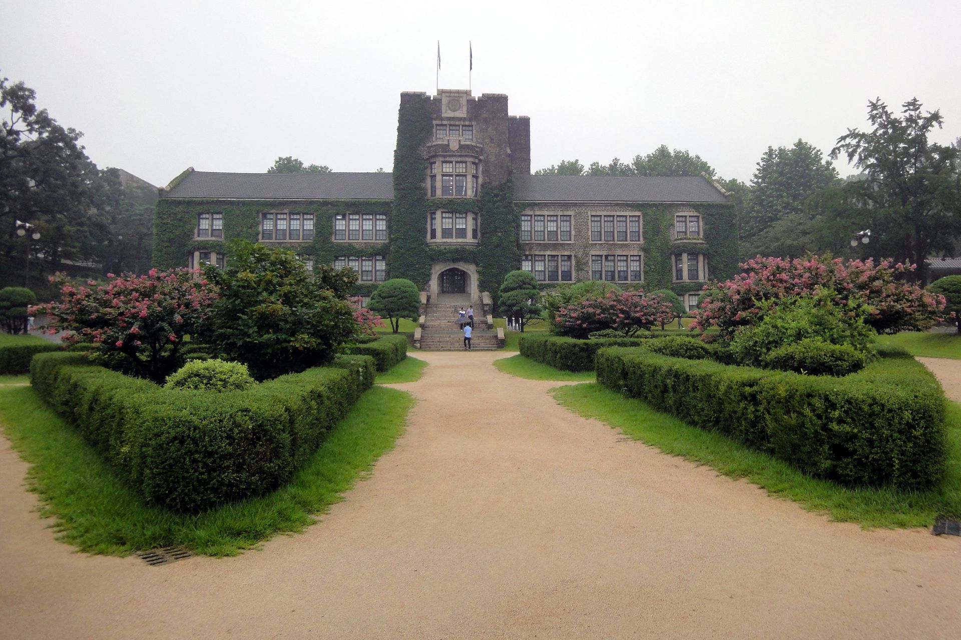 L'Università Yonsei è un'università privata mista con sede nella città di Seul, la capitale della Corea del Sud