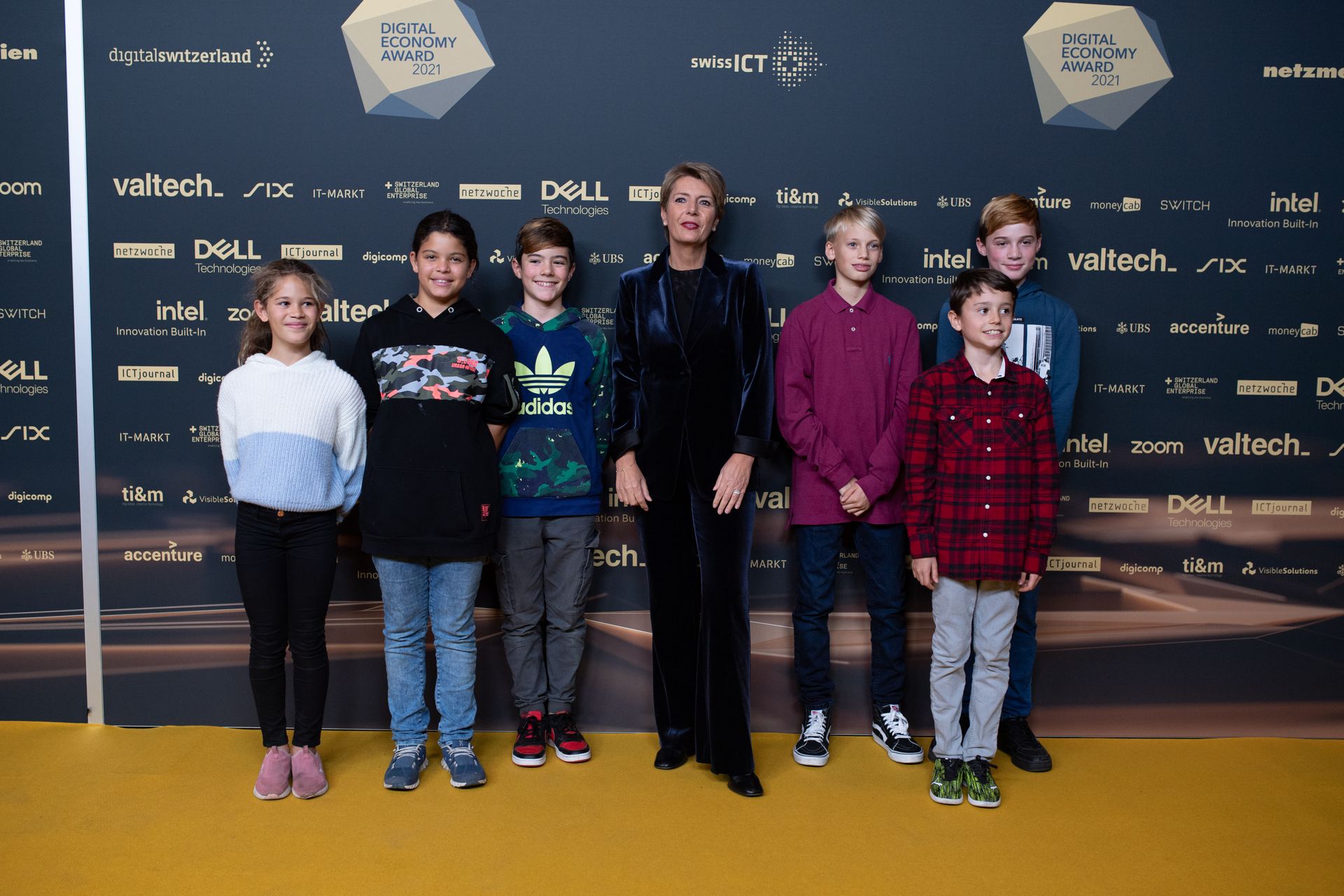 A conselheira federal Karin Keller-Sutter com alguns jovens no "Dia Digital Suíça" em 10 de novembro de 2021
