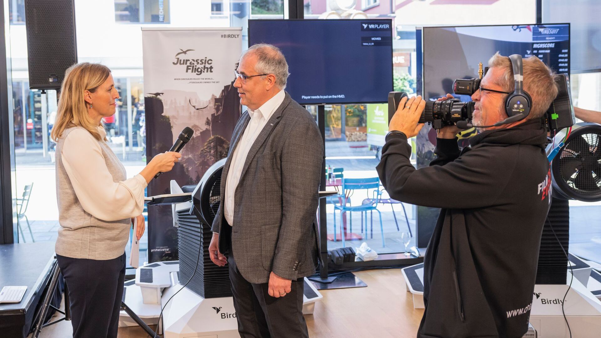 De "Digitaltag Vaduz", verwelkomd door het Kunstmuseum van de hoofdstad van het Vorstendom Liechtenstein op zaterdag 6 november 2021, wekte het enthousiasme van het publiek en de sprekers naar analogie met de "Swiss Digital Day" van de volgende dag 10: interview met Manfred Bischof, burgemeester van de hoofdstad