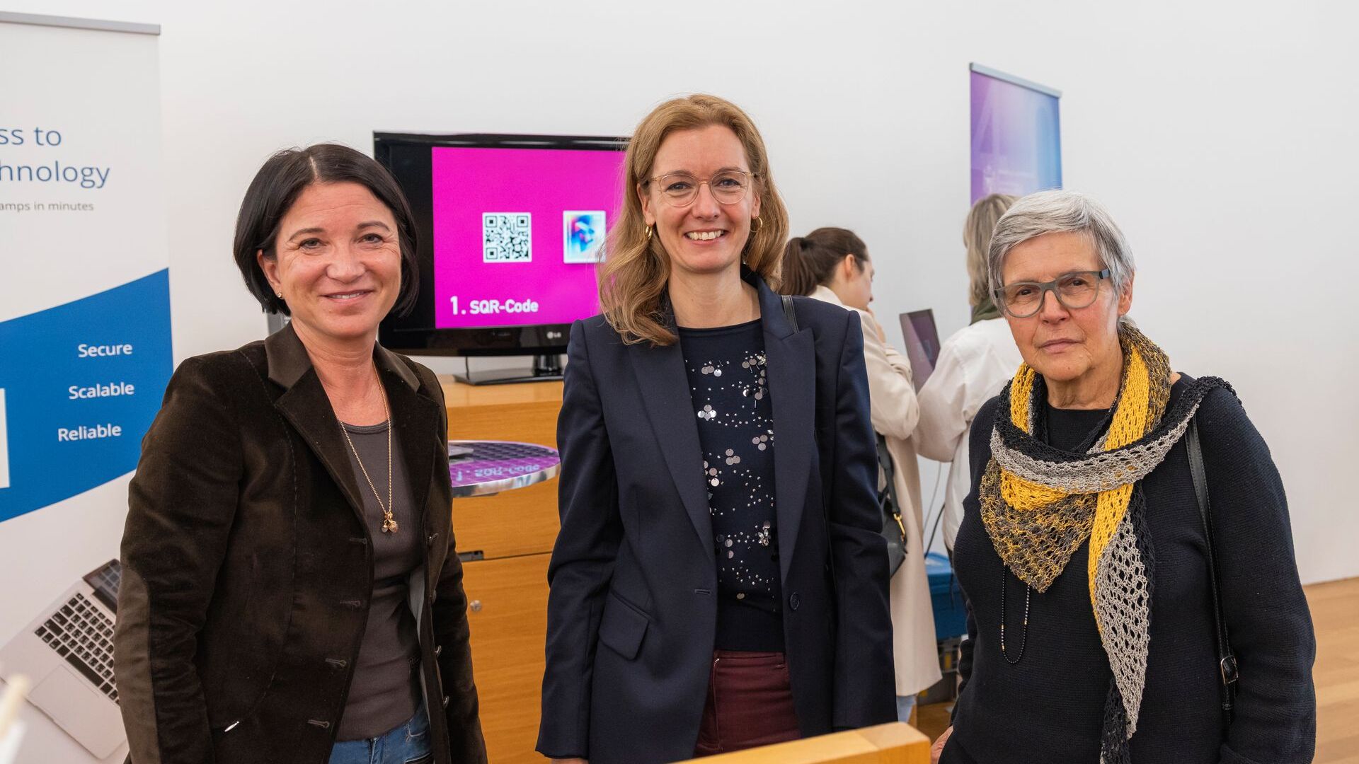 "Digitaltag Vaduz", ko sestdien, 6. gada 2021. novembrī, sagaidīja Lihtenšteinas Firstistes galvaspilsētas Mākslas muzejs, izraisīja sabiedrības un runātāju entuziasmu līdzīgi kā "Šveices digitālā diena" nākamajā 10. dienā: premjerministra vietnieces Sabīnes Mounani runa.