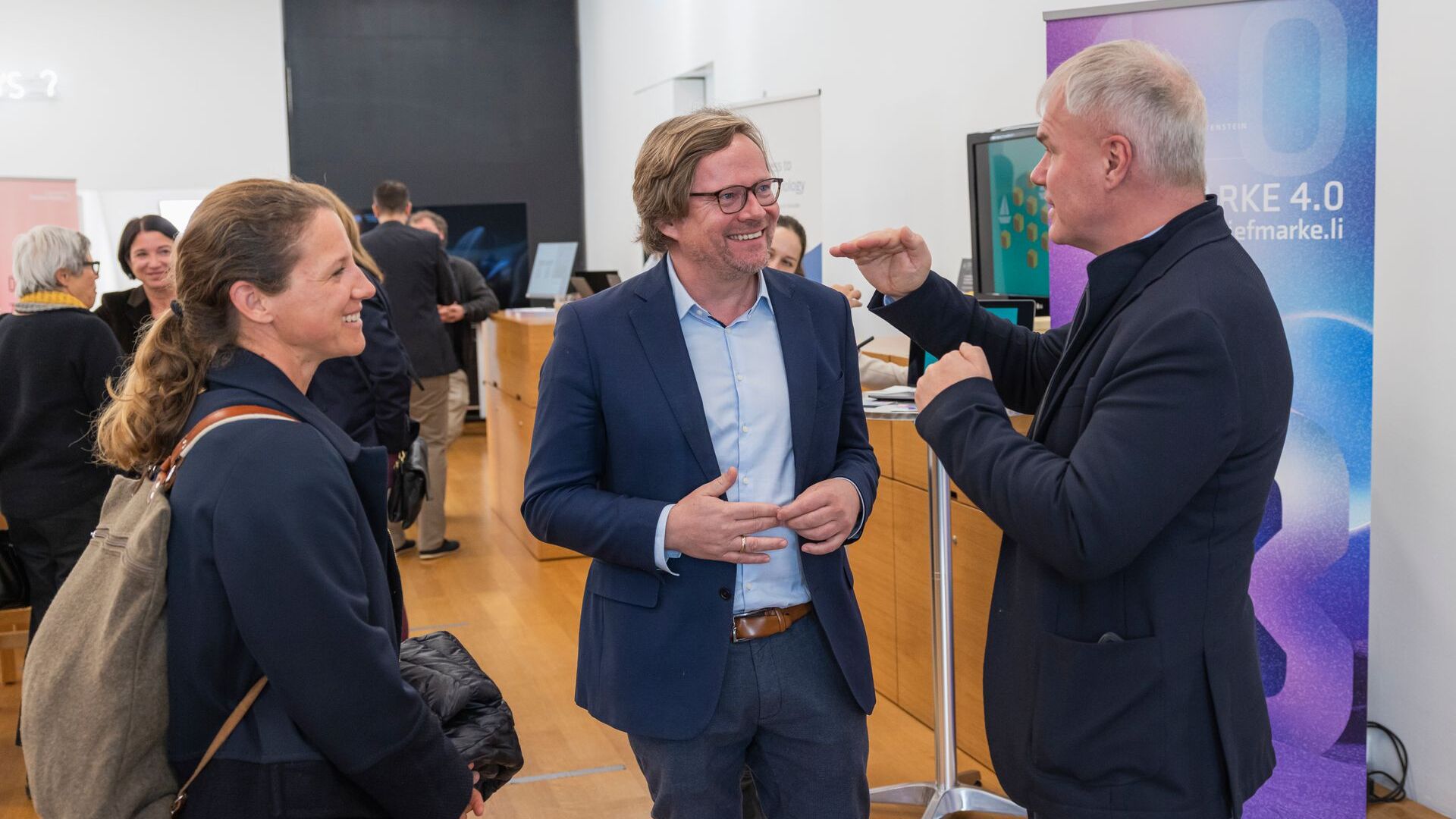 "Digitaltag Vaduz", ko sestdien, 6. gada 2021. novembrī, sagaidīja Lihtenšteinas Firstistes galvaspilsētas Mākslas muzejs, izraisīja publikas un runātāju entuziasmu līdzīgi kā "Šveices digitālā diena" nākamajā 10. dienā: Filatēlijas Lihtenšteinas kriptozīmoga prezentācija.