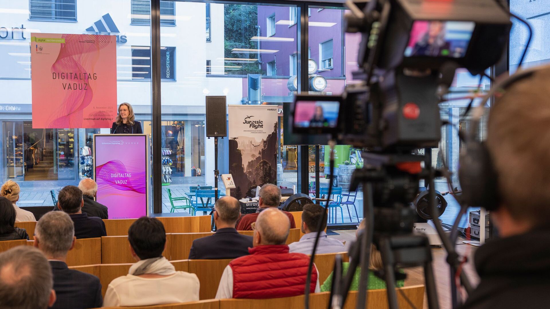 „Дигиталтаг Вадуз“, који је Музеј уметности главног града Кнежевине Лихтенштајн дочекао у суботу 6. новембра 2021, изазвао је ентузијазам јавности и говорника у аналогији са „Швајцарским дигиталним даном“ следећег 10.: интервенција заменице премијера Моунани Сабине