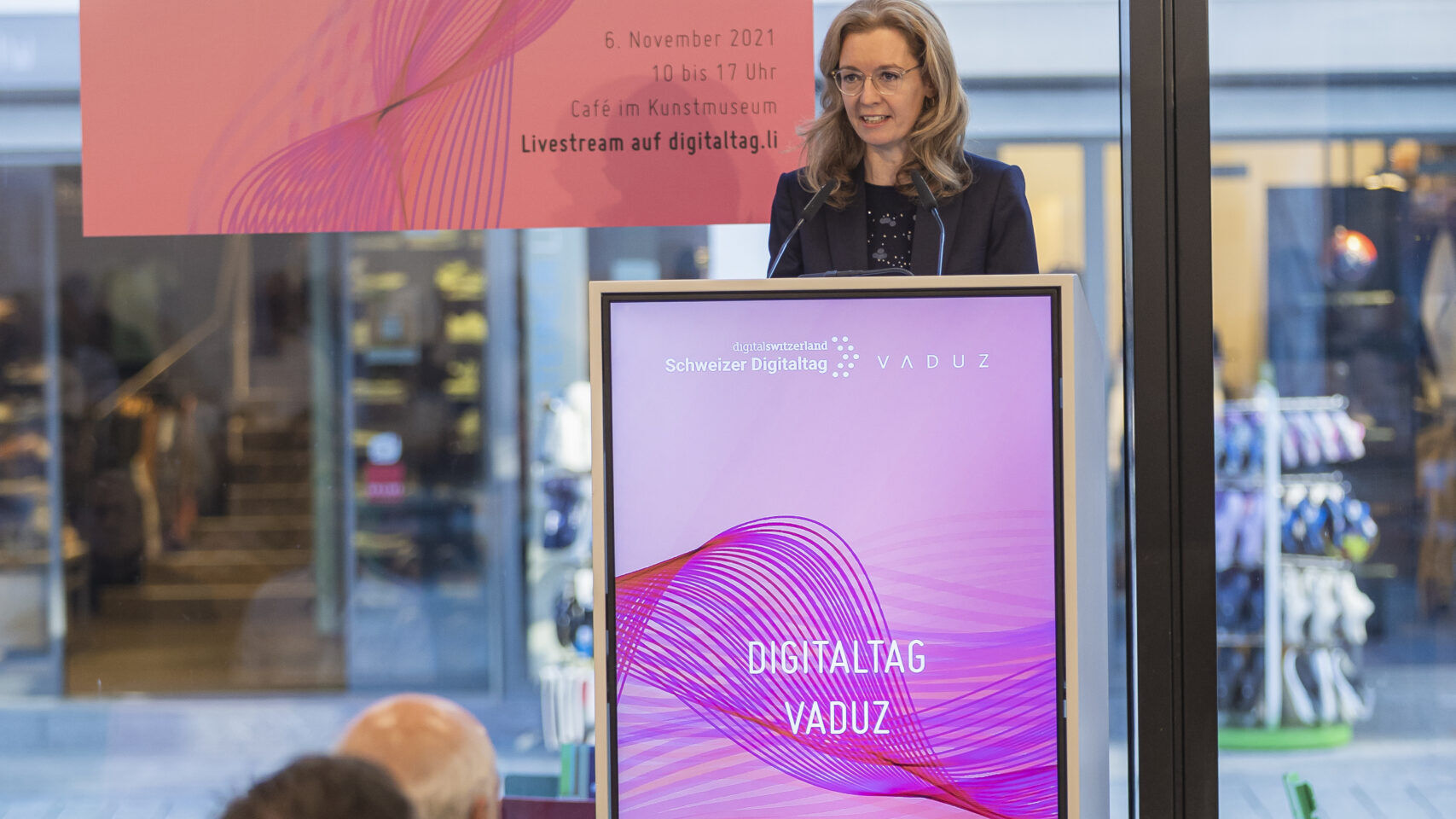 De "Digitaltag Vaduz", verwelkomd door het Kunstmuseum van de hoofdstad van het Vorstendom Liechtenstein op zaterdag 6 november 2021, wekte het enthousiasme van het publiek en de sprekers naar analogie van de "Swiss Digital Day" van de volgende dag 10: de tussenkomst van vicepremier Sabine Mounani