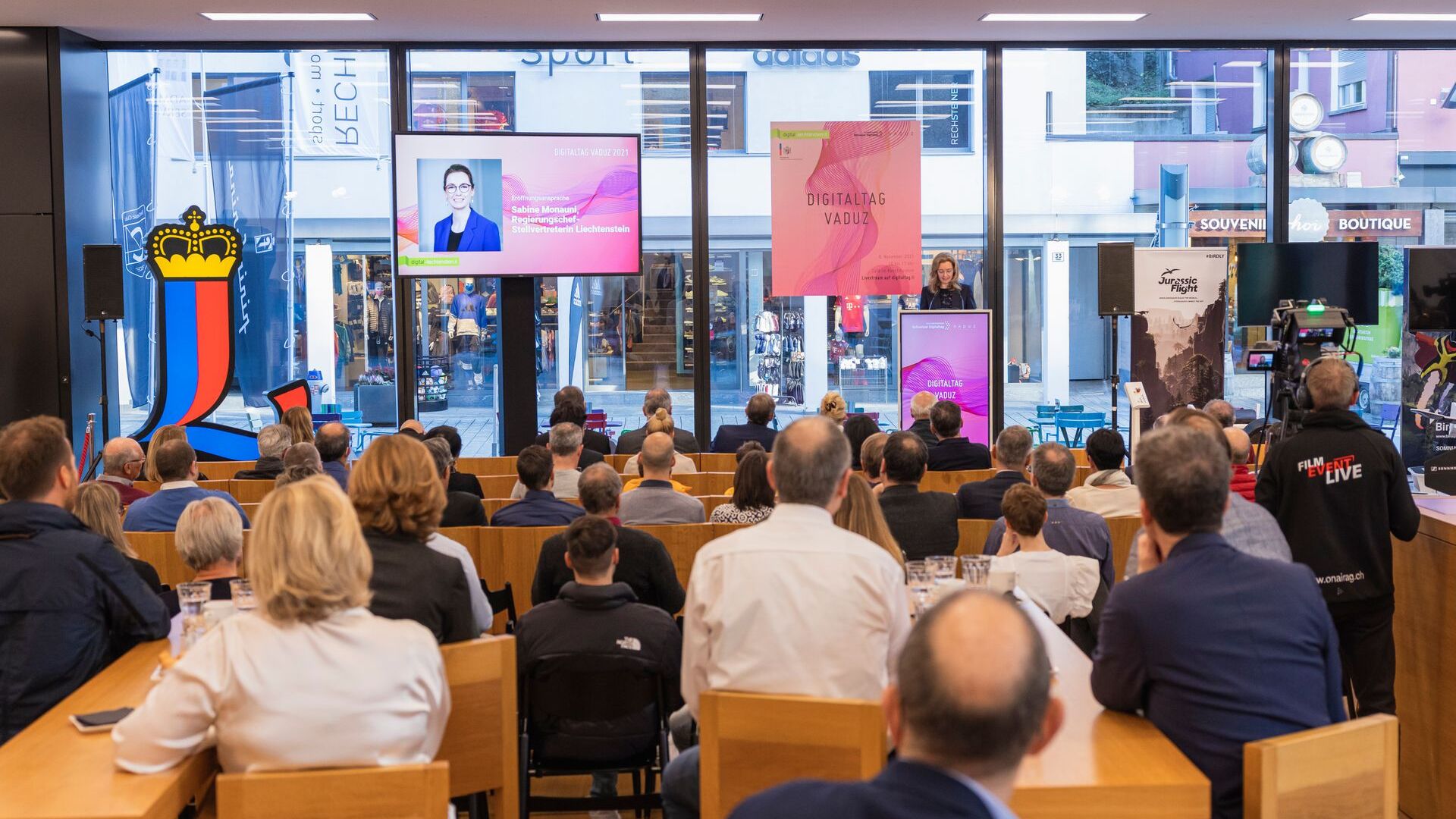La “Digitaltag Vaduz”, accolta dal Kunstmuseum della capitale del Principato del Liechtenstein sabato 6 novembre 2021, ha suscitato l’entusiasmo di pubblico e relatori in analogia con la “Giornata Digitale Svizzera” del successivo giorno 10: l'intervento della Vice Primo Ministro Sabine Mounani