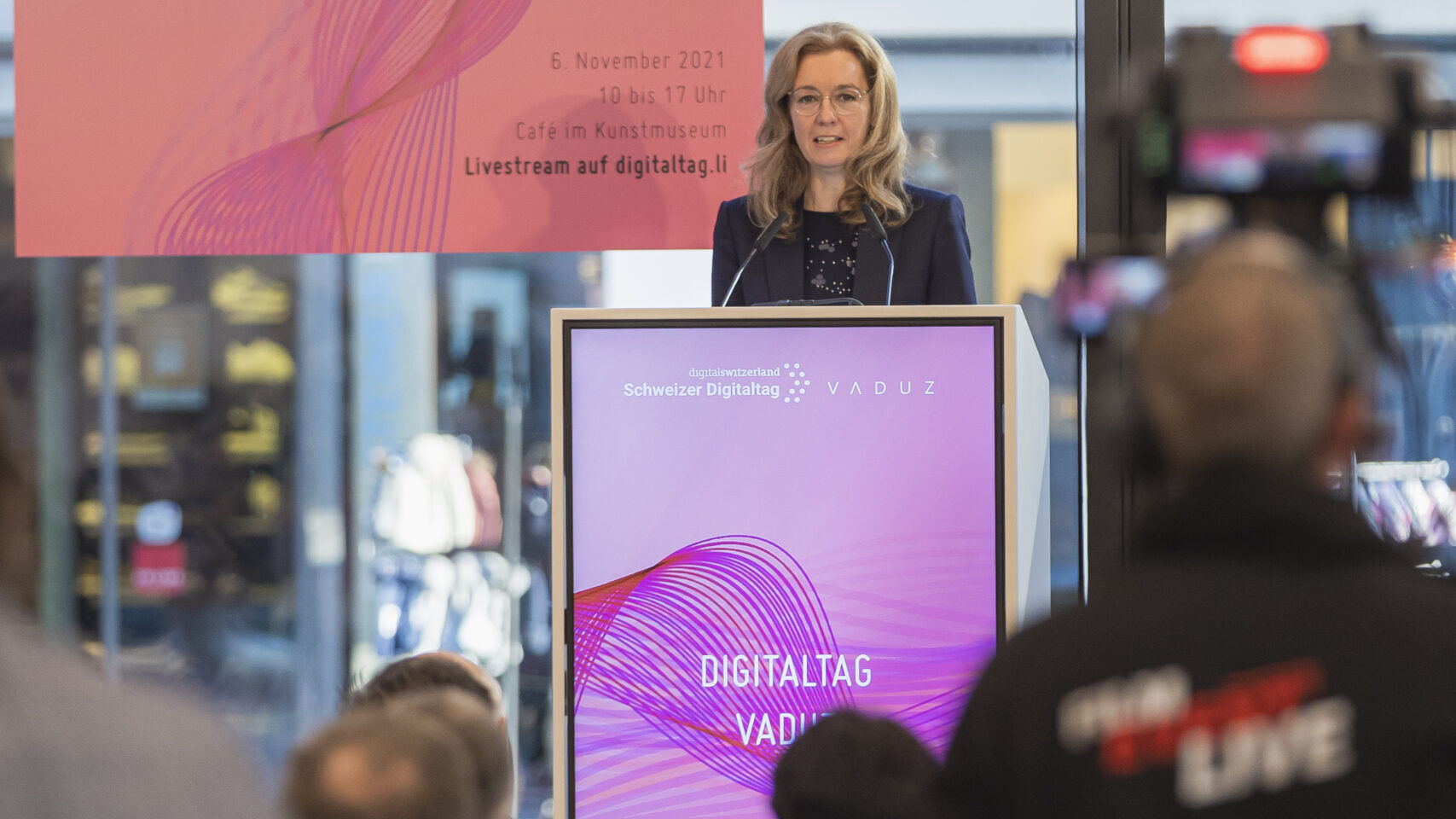El "Digitaltag Vaduz", acogido por el Kunstmuseum de la capital del Principado de Liechtenstein el sábado 6 de noviembre de 2021, despertó el entusiasmo del público y de los ponentes en analogía con el "Swiss Digital Day" del día 10 siguiente: la intervención de la viceprimera ministra Sabine Mounani