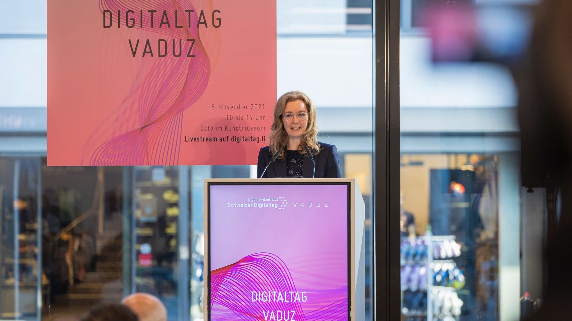 The "Digitaltag Vaduz", welcomed by the Kunstmuseum of the capital of the Principality of Liechtenstein on Saturday 6 November 2021, aroused the enthusiasm of the public and speakers in analogy with the "Swiss Digital Day" of the following day 10: the intervention of the Deputy Prime Minister Sabine Mounani