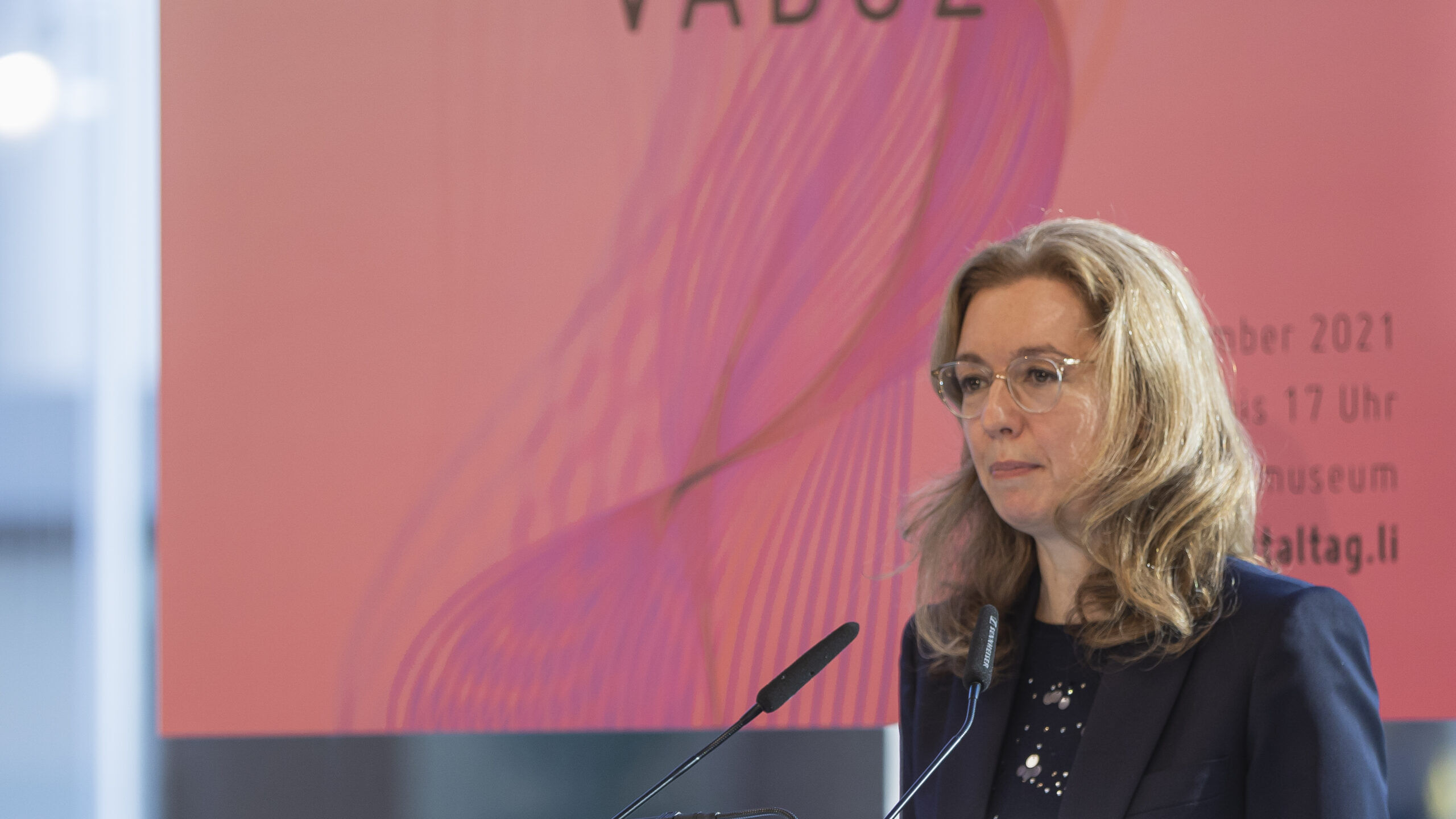 El "Digitaltag Vaduz", acogido por el Kunstmuseum de la capital del Principado de Liechtenstein el sábado 6 de noviembre de 2021, despertó el entusiasmo del público y de los ponentes en analogía con el "Swiss Digital Day" del día 10 siguiente: la intervención de la viceprimera ministra Sabine Mounani