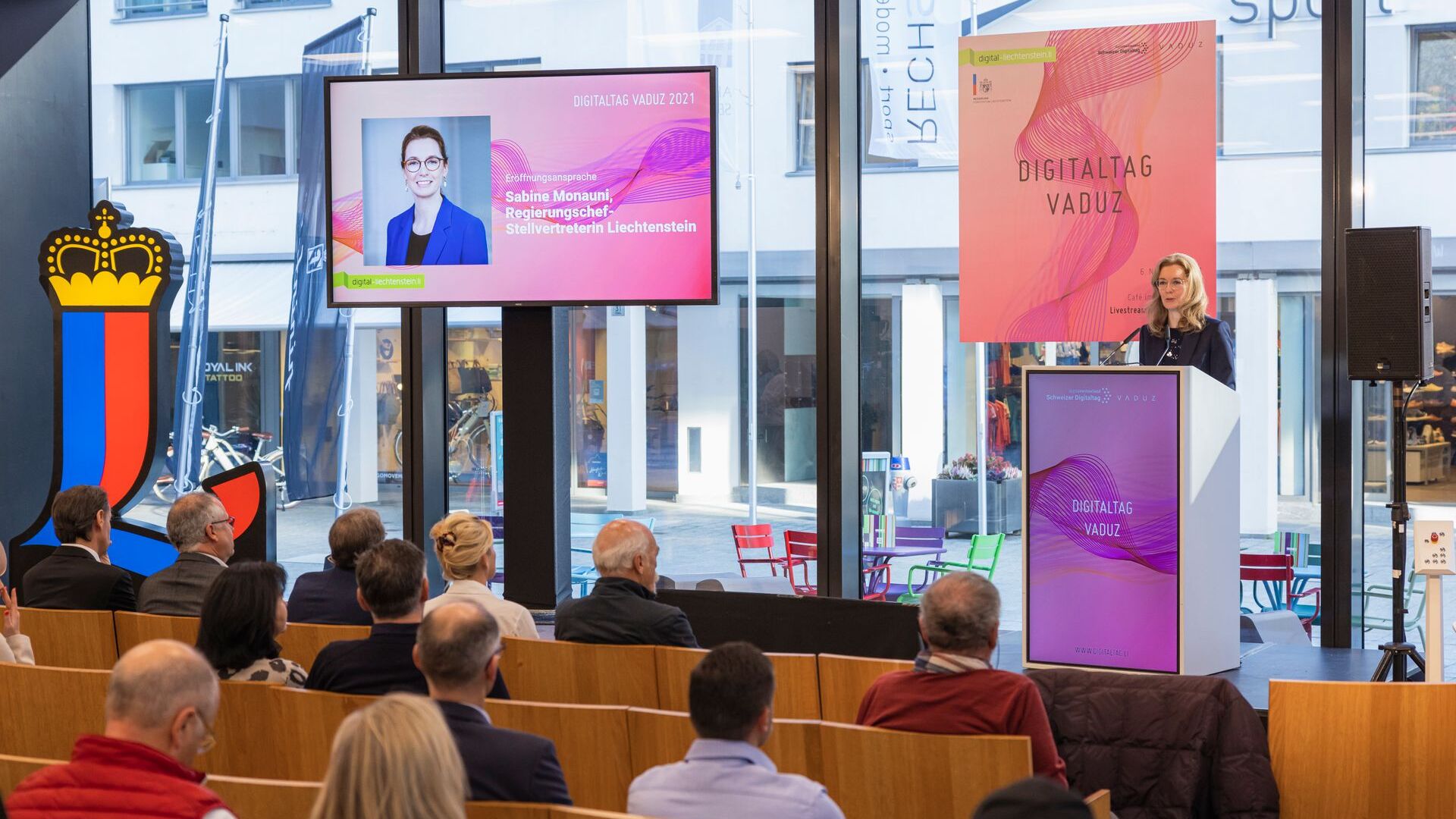 "Digitaltag Vaduz", jonka Liechtensteinin ruhtinaskunnan pääkaupungin taidemuseo toivotti tervetulleeksi lauantaina 6. marraskuuta 2021, herätti yleisön ja puhujien innostusta seuraavan päivän 10. päivän "Sveitsin digitaalipäivän" kanssa: varapääministerin Sabine Mounaniin puhe.
