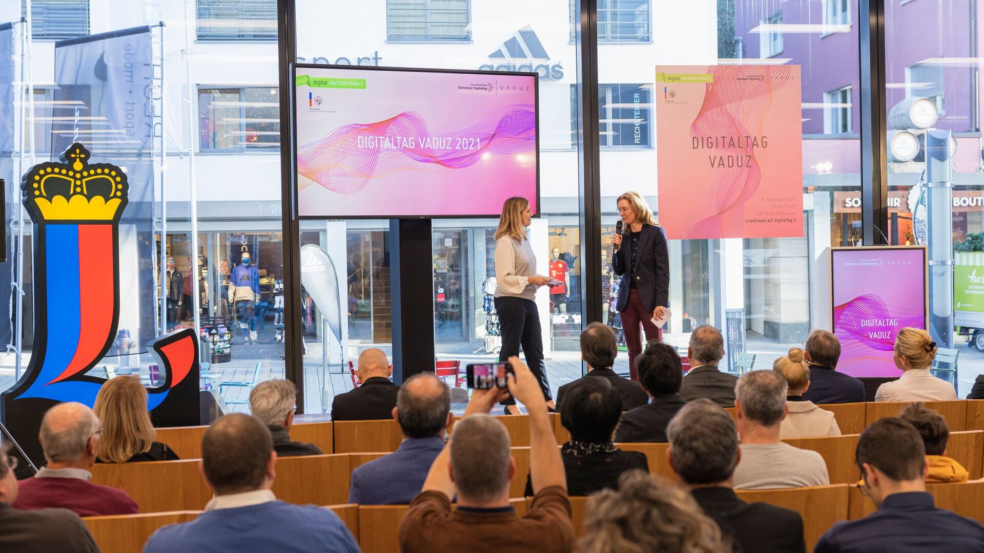 De "Digitaltag Vaduz", verwelkomd door het Kunstmuseum van de hoofdstad van het Vorstendom Liechtenstein op zaterdag 6 november 2021, wekte het enthousiasme van het publiek en de sprekers naar analogie van de "Swiss Digital Day" van de volgende dag 10: de tussenkomst van vicepremier Sabine Mounani