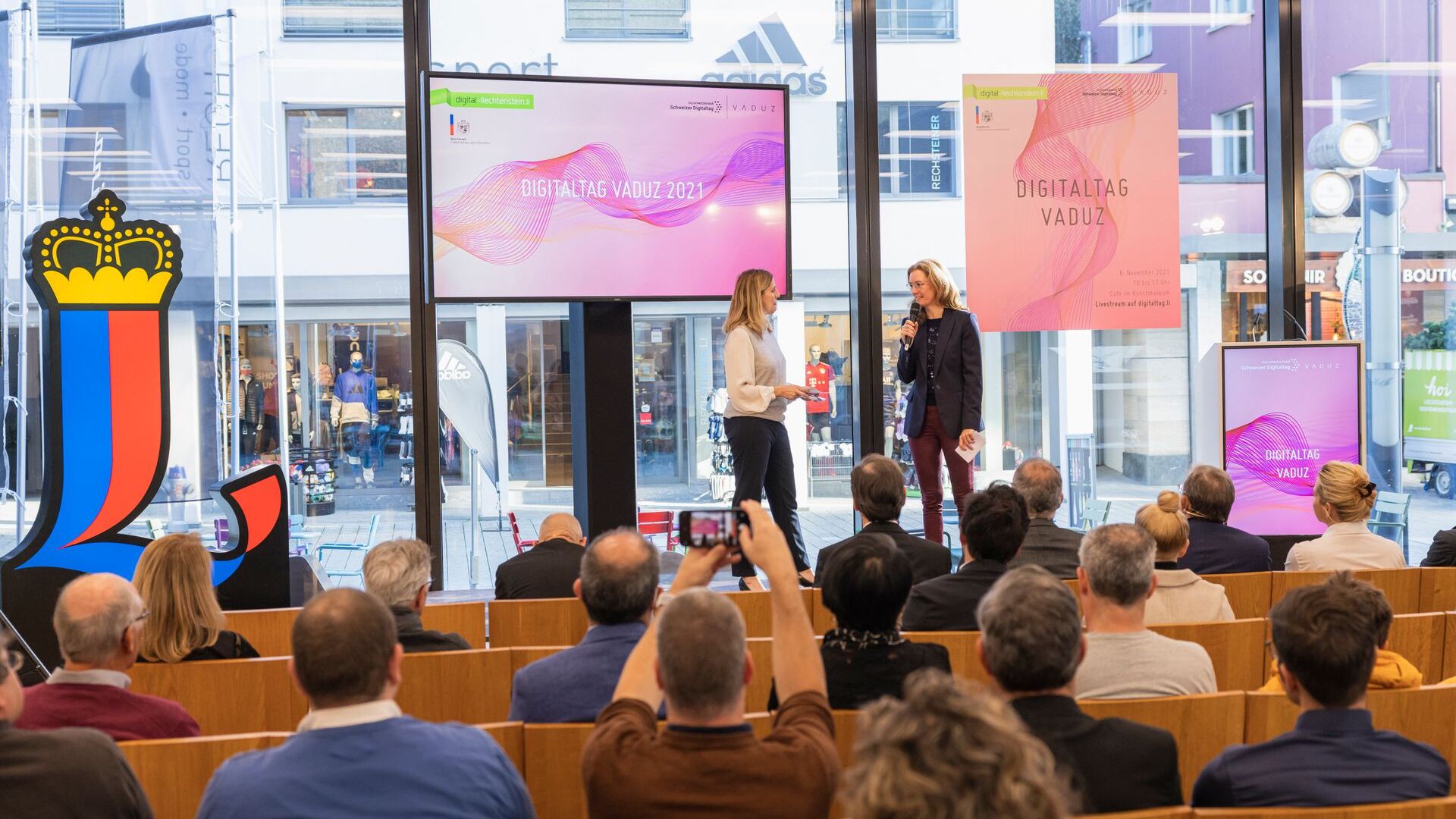 Le "Digitaltag Vaduz", accueilli par le Kunstmuseum de la capitale de la Principauté de Liechtenstein le samedi 6 novembre 2021, a suscité l'enthousiasme du public et des intervenants en analogie avec le "Swiss Digital Day" du lendemain 10 : l'intervention de la vice-première ministre Sabine Mounani