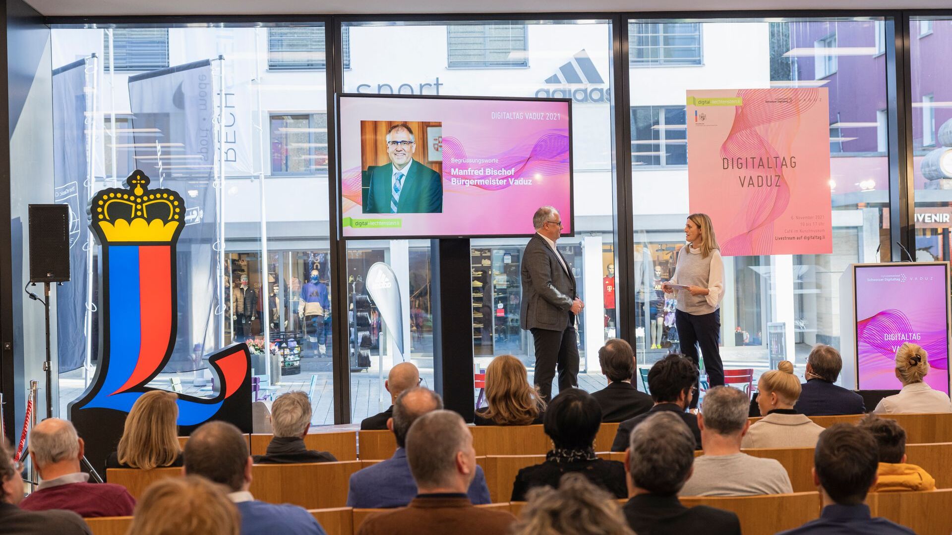 "Digitaltag Vaduz", ko sestdien, 6. gada 2021. novembrī, sagaidīja Lihtenšteinas Firstistes galvaspilsētas Mākslas muzejs, izraisīja sabiedrības un runātāju entuziasmu līdzīgi kā "Šveices digitālā diena" nākamajā 10. dienā: galvaspilsētas mēra Manfreda Bišofa iejaukšanās.