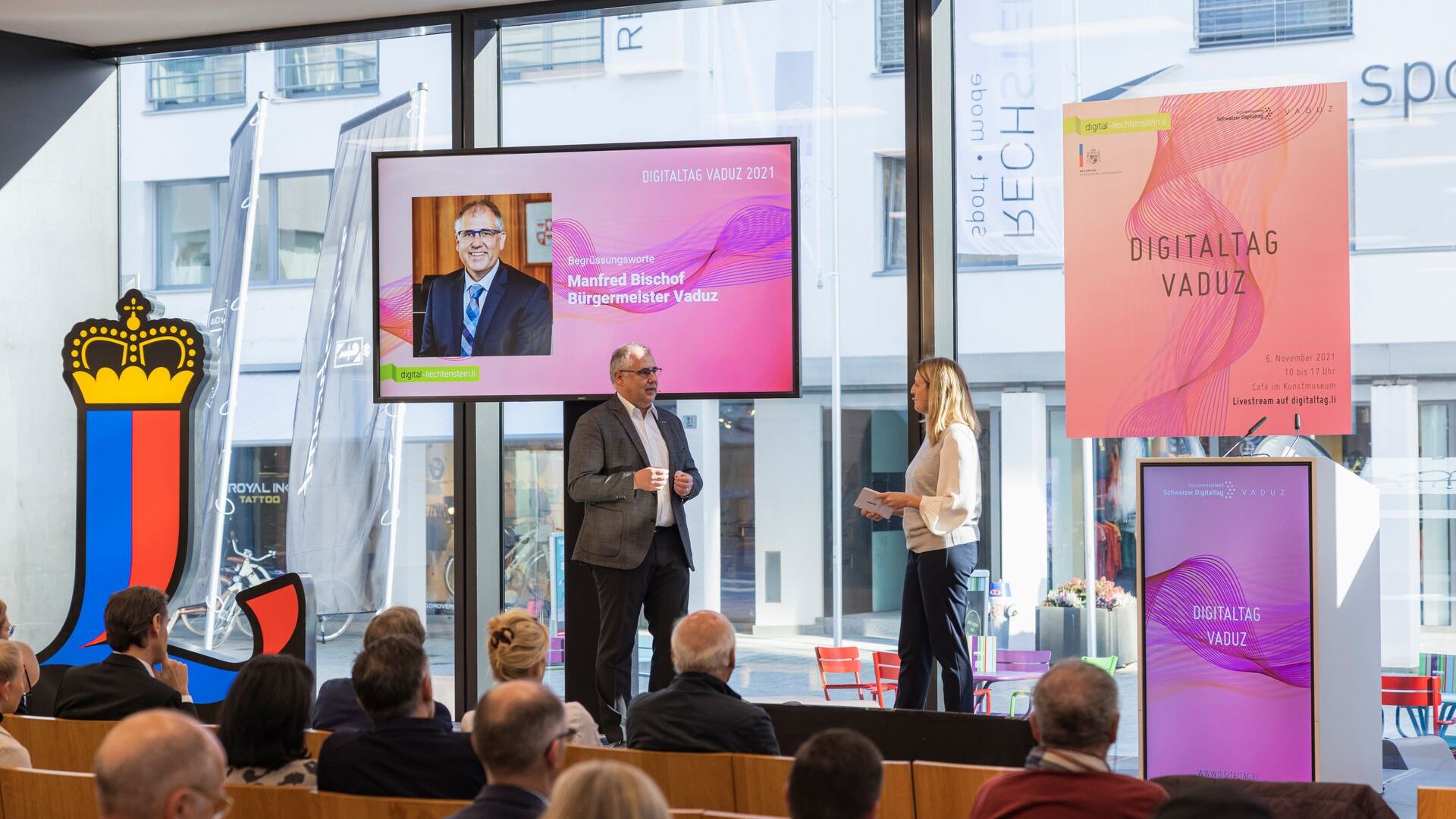 "Digitaltag Vaduz", jonka Liechtensteinin ruhtinaskunnan pääkaupungin taidemuseo toivotti tervetulleeksi lauantaina 6. marraskuuta 2021, herätti yleisön ja puhujien innostusta seuraavan päivän 10. päivän "Sveitsin digitaalisen päivän" kanssa: pääkaupungin pormestarin Manfred Bischofin puheenvuoro.