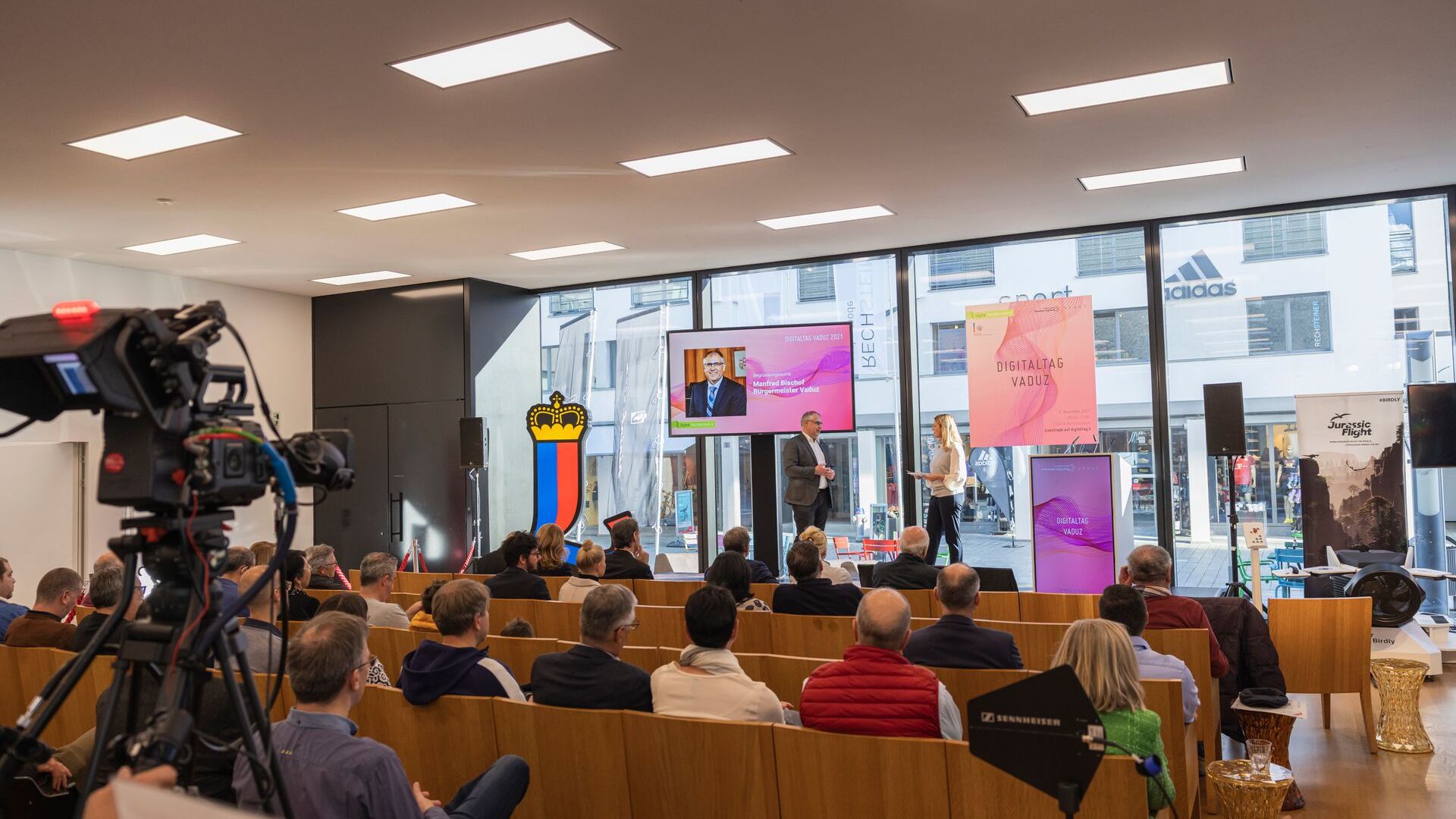 De "Digitaltag Vaduz", verwelkomd door het Kunstmuseum van de hoofdstad van het Vorstendom Liechtenstein op zaterdag 6 november 2021, wekte het enthousiasme van het publiek en de sprekers naar analogie van de "Swiss Digital Day" van de volgende dag 10: de tussenkomst van de burgemeester van de hoofdstad Manfred Bischof