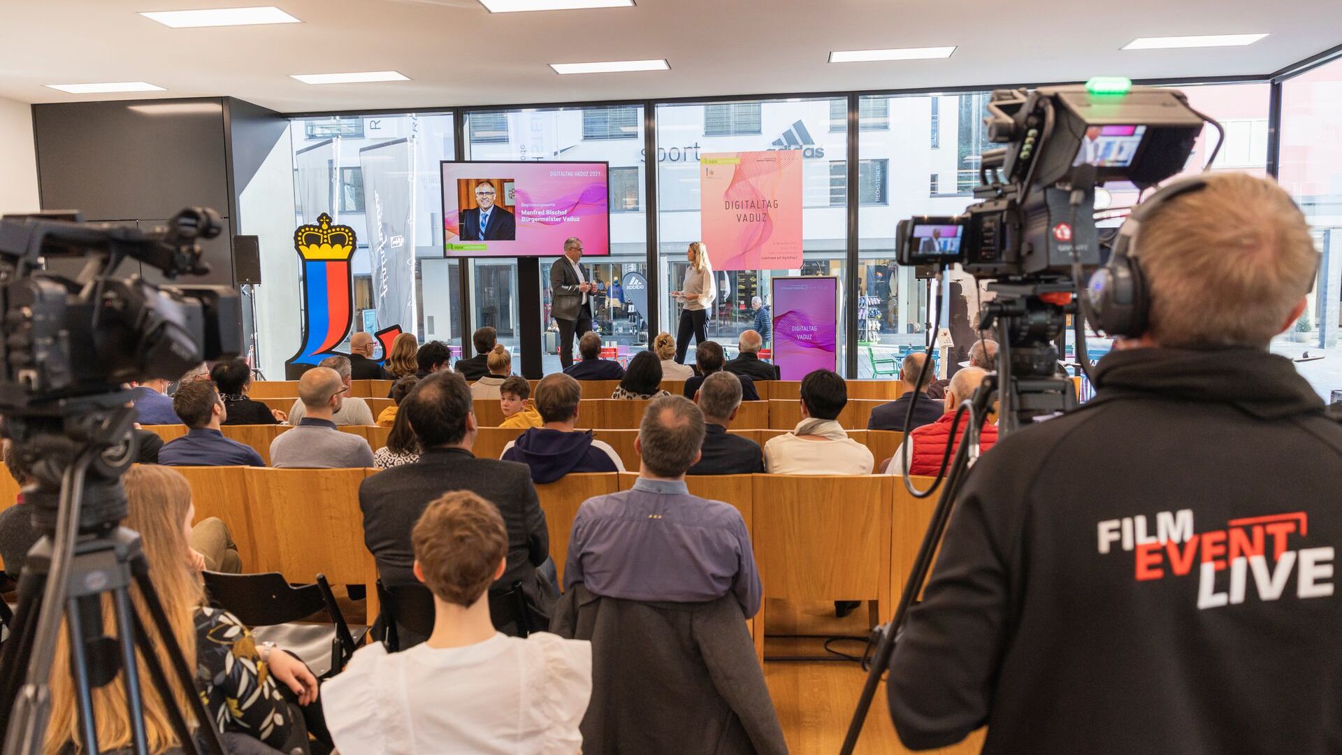 Le "Digitaltag Vaduz", accueilli par le Kunstmuseum de la capitale de la Principauté de Liechtenstein le samedi 6 novembre 2021, a suscité l'enthousiasme du public et des intervenants en analogie avec le "Swiss Digital Day" du lendemain 10 : l'intervention de le maire de la capitale Manfred Bischof