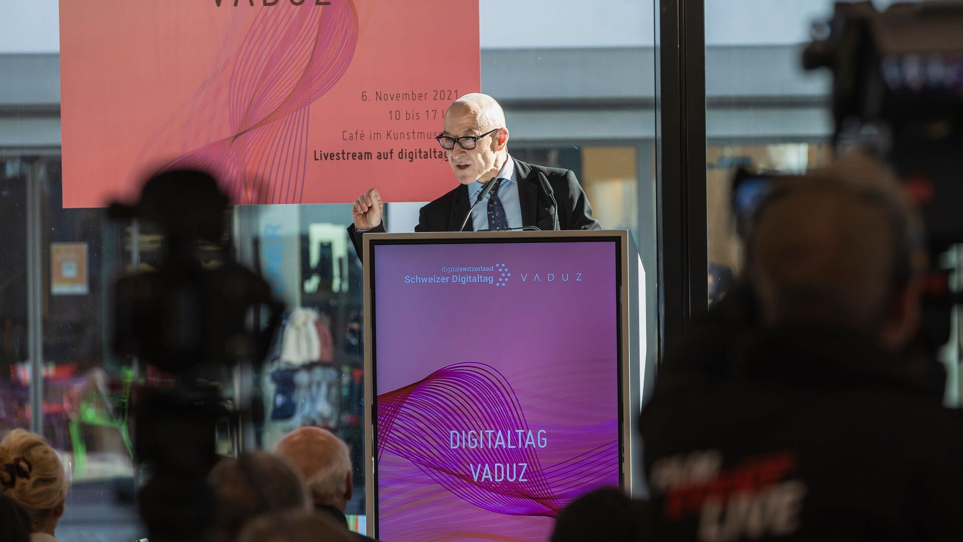 "Digitaltag Vaduz", jonka Liechtensteinin ruhtinaskunnan pääkaupungin taidemuseo toivotti tervetulleeksi lauantaina 6. marraskuuta 2021, herätti yleisön ja puhujien innostusta samankaltaisesti kuin seuraavan päivän 10. päivän "Sveitsin digitaalinen päivä": saksalaisen futuristin ja trendiasiantuntijan David Bosshartin väliintulo.