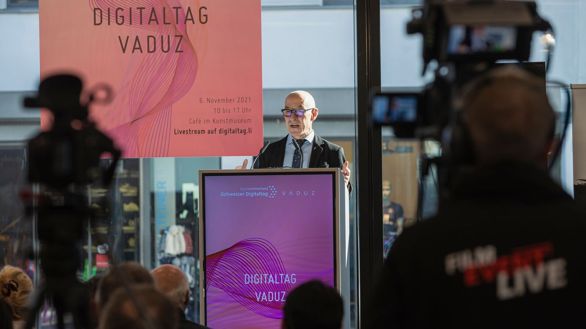 El "Digitaltag Vaduz", acogido por el Kunstmuseum de la capital del Principado de Liechtenstein el sábado 6 de noviembre de 2021, despertó el entusiasmo del público y de los ponentes en analogía con el "Swiss Digital Day" del día 10 siguiente: la intervención de el futurista y experto en tendencias alemanas David Bosshart