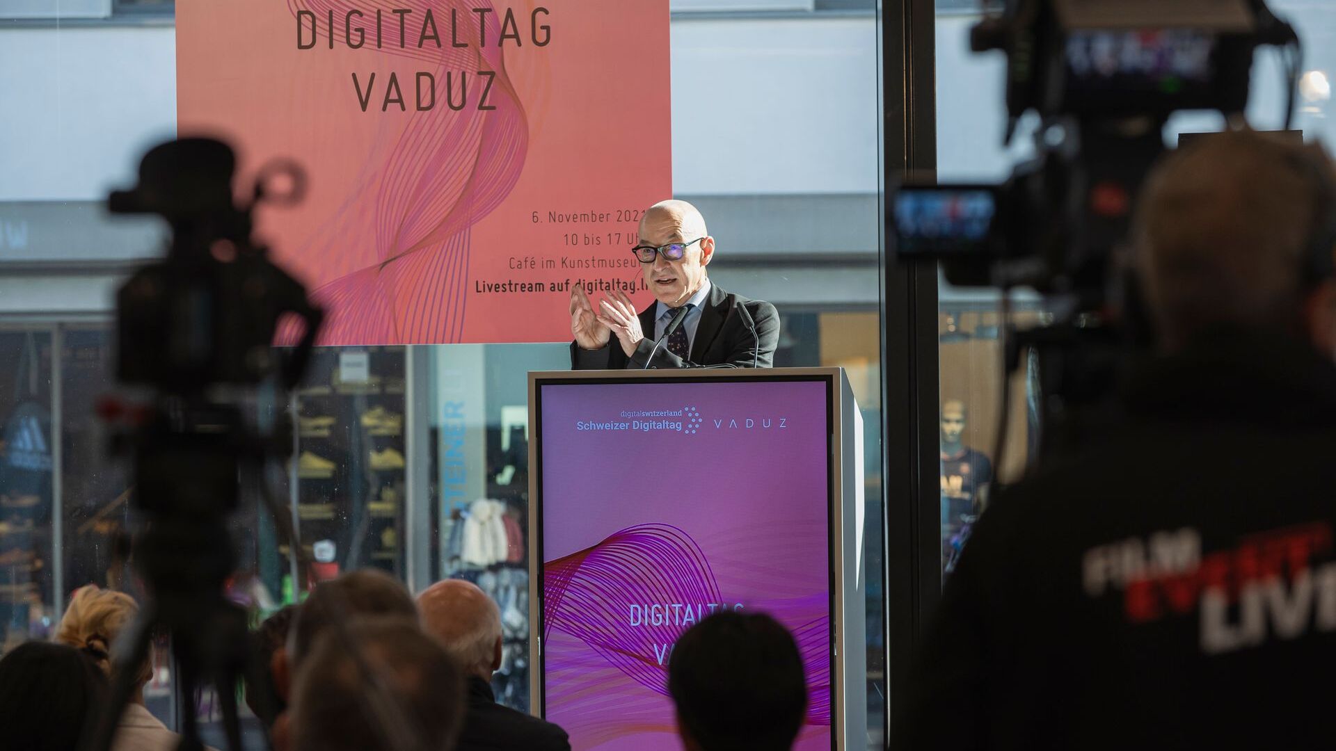«Digitaltag Vaduz», приветствовавшийся Художественным музеем столицы Княжества Лихтенштейн в субботу, 6 ноября 2021 г., вызвал энтузиазм публики и выступающих по аналогии с «Швейцарским цифровым днем» следующего дня 10: вмешательство футуролог и знаток немецких тенденций Давид Босхарт