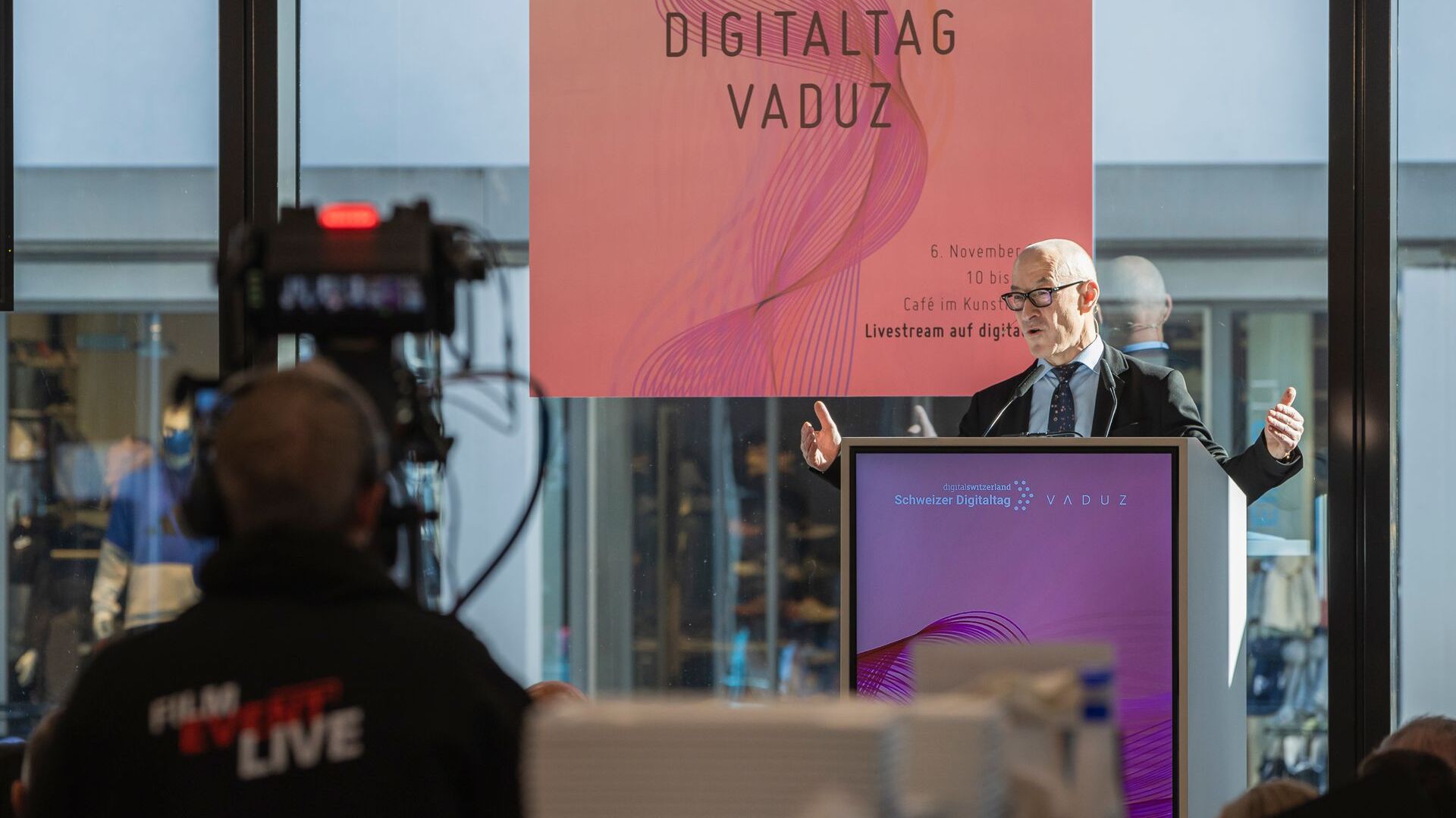 "Digitaltag Vaduz", ko sestdien, 6. gada 2021. novembrī, sagaidīja Lihtenšteinas Firstistes galvaspilsētas Mākslas muzejs, izraisīja sabiedrības un runātāju entuziasmu līdzīgi kā "Šveices digitālā diena" nākamajā 10. dienā: vācu futūrista un tendenču eksperta Deivida Bosharta iejaukšanās.