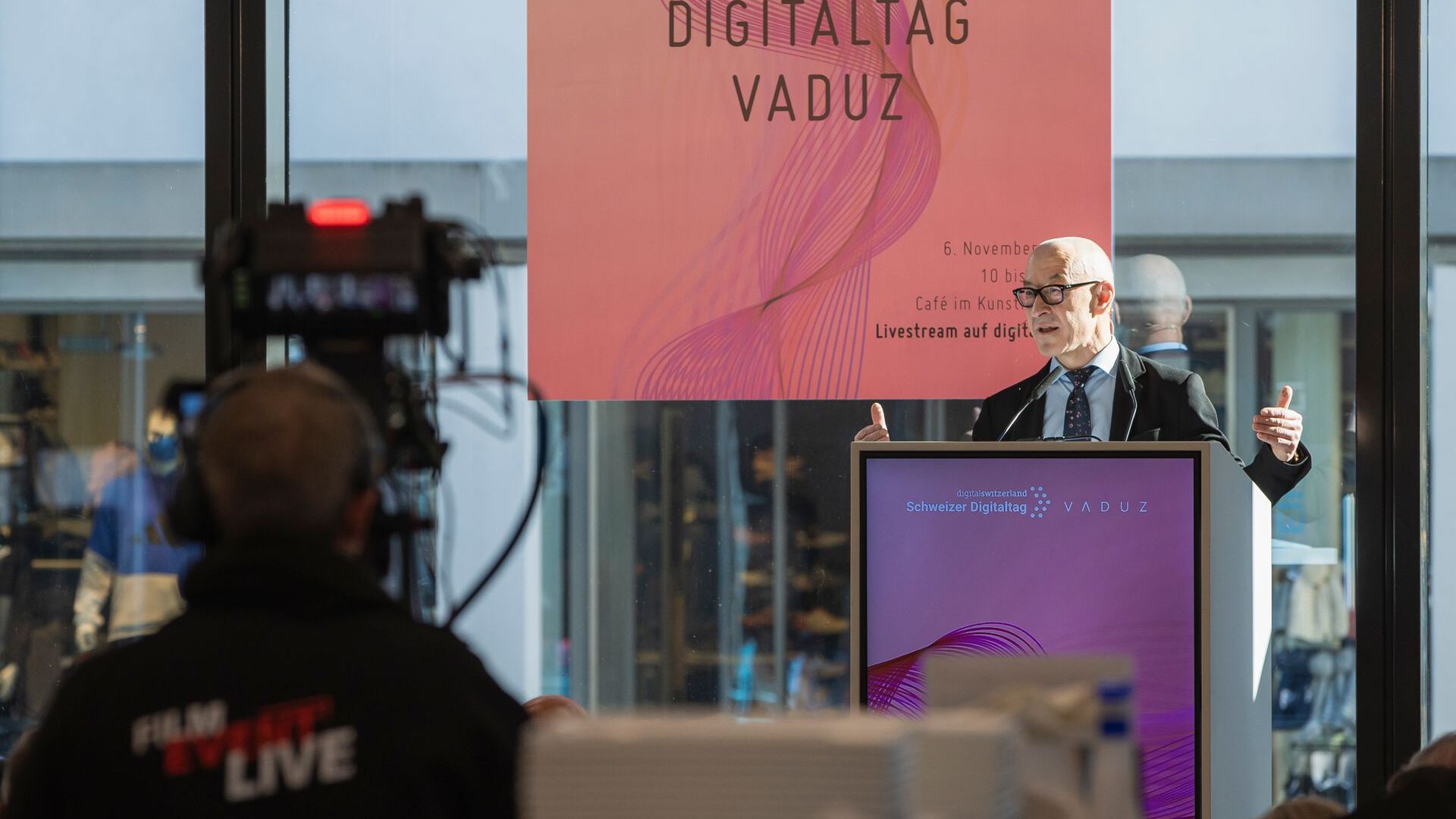 "Digitaltag Vaduz", jonka Liechtensteinin ruhtinaskunnan pääkaupungin taidemuseo toivotti tervetulleeksi lauantaina 6. marraskuuta 2021, herätti yleisön ja puhujien innostusta samankaltaisesti kuin seuraavan päivän 10. päivän "Sveitsin digitaalinen päivä": saksalaisen futuristin ja trendiasiantuntijan David Bosshartin väliintulo.