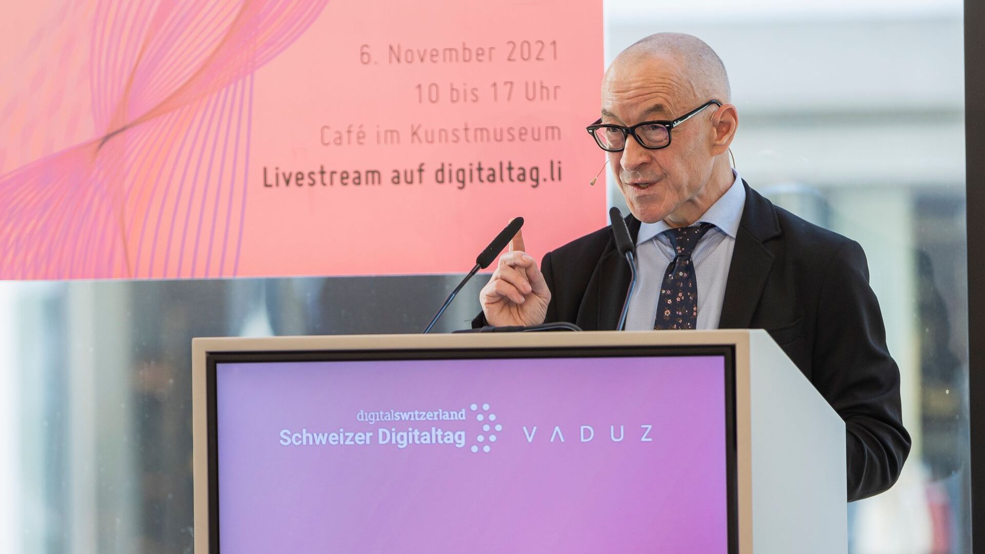 The "Digitaltag Vaduz", welcomed by the Kunstmuseum of the capital of the Principality of Liechtenstein on Saturday 6 November 2021, aroused the enthusiasm of the public and speakers in analogy with the "Swiss Digital Day" of the following day 10: the intervention of the futurist and expert of German trends David Bosshart