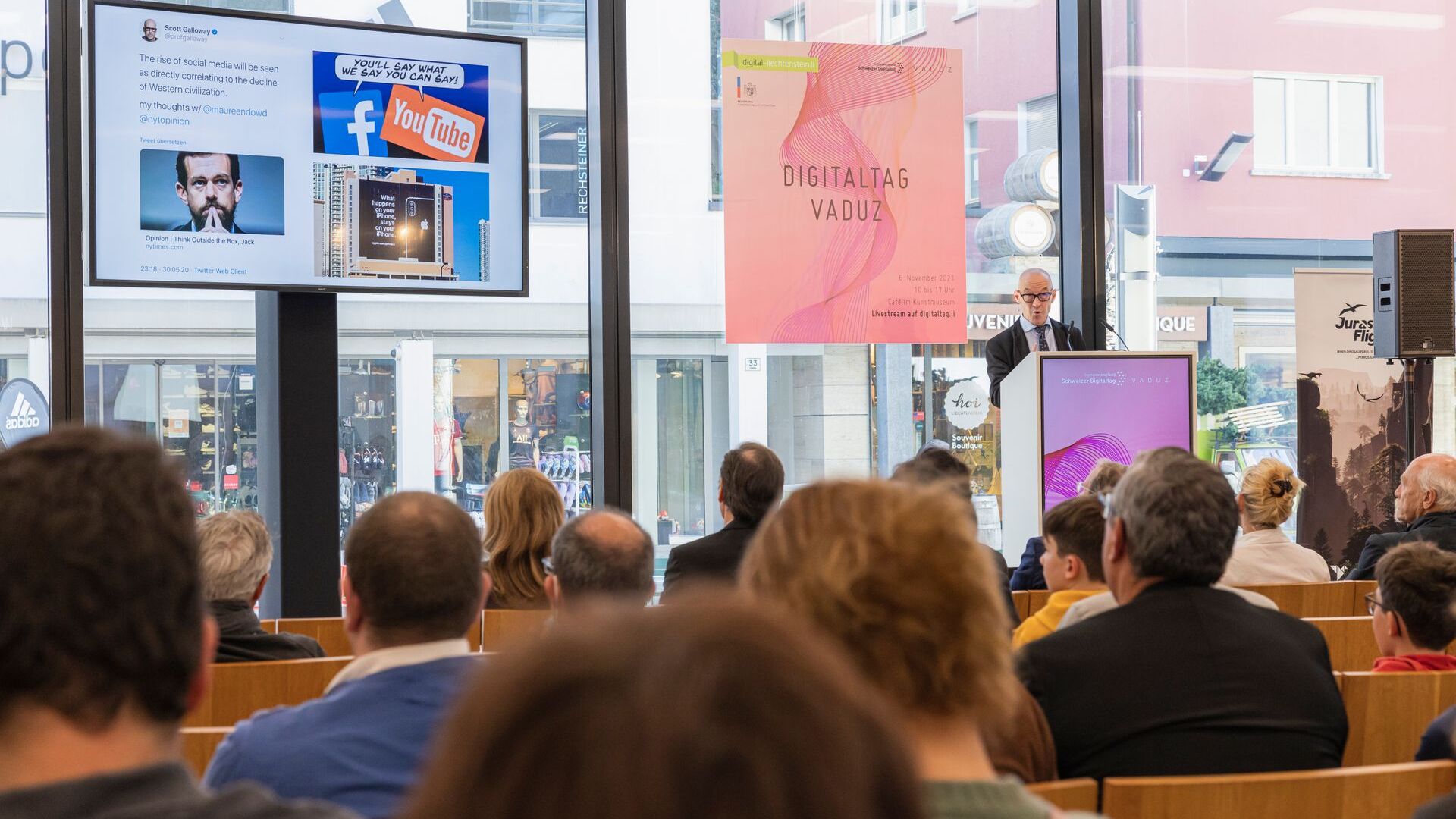 De "Digitaltag Vaduz", verwelkomd door het Kunstmuseum van de hoofdstad van het Vorstendom Liechtenstein op zaterdag 6 november 2021, wekte het enthousiasme van het publiek en de sprekers naar analogie met de "Swiss Digital Day" van de volgende dag 10: de tussenkomst van de futurist en expert van Duitse trends David Bosshart