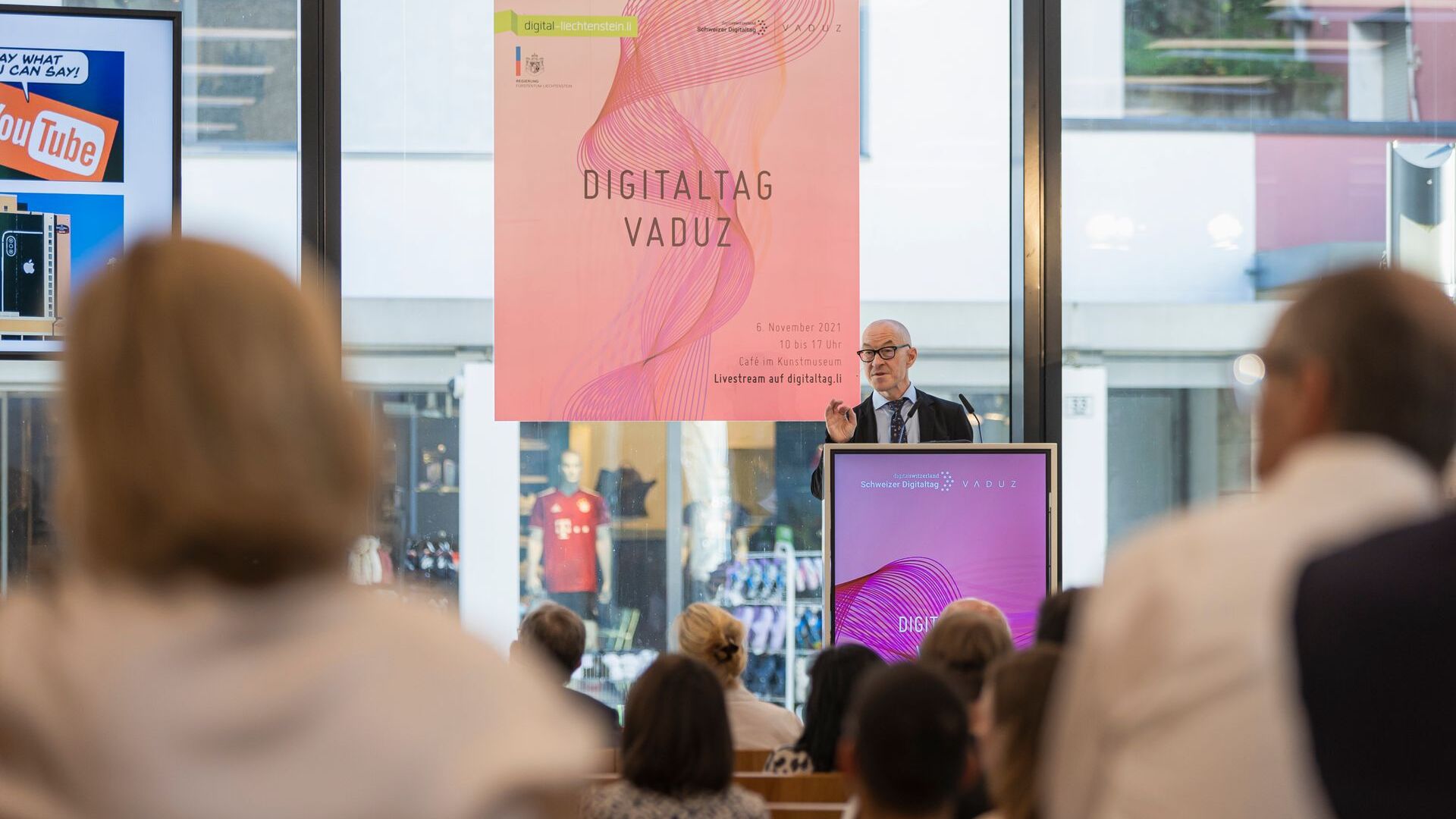 "Digitaltag Vaduz" ซึ่งได้รับการต้อนรับจาก Kunstmuseum เมืองหลวงของราชรัฐลิกเตนสไตน์ในวันเสาร์ที่ 6 พฤศจิกายน 2021 กระตุ้นความกระตือรือร้นของสาธารณชนและผู้พูดโดยเปรียบเทียบกับ "Swiss Digital Day" ของวันรุ่งขึ้น 10: การแทรกแซงของ David Bosshart นักอนาคตศาสตร์และผู้เชี่ยวชาญด้านเทรนด์ชาวเยอรมัน