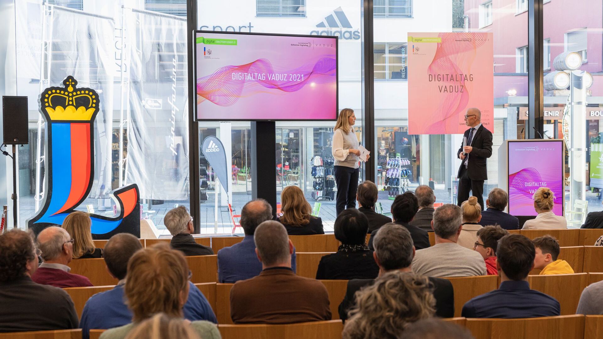 "Digitaltag Vaduz", ko sestdien, 6. gada 2021. novembrī, sagaidīja Lihtenšteinas Firstistes galvaspilsētas Mākslas muzejs, izraisīja sabiedrības un runātāju entuziasmu līdzīgi kā "Šveices digitālā diena" nākamajā 10. dienā: vācu futūrista un tendenču eksperta Deivida Bosharta iejaukšanās.
