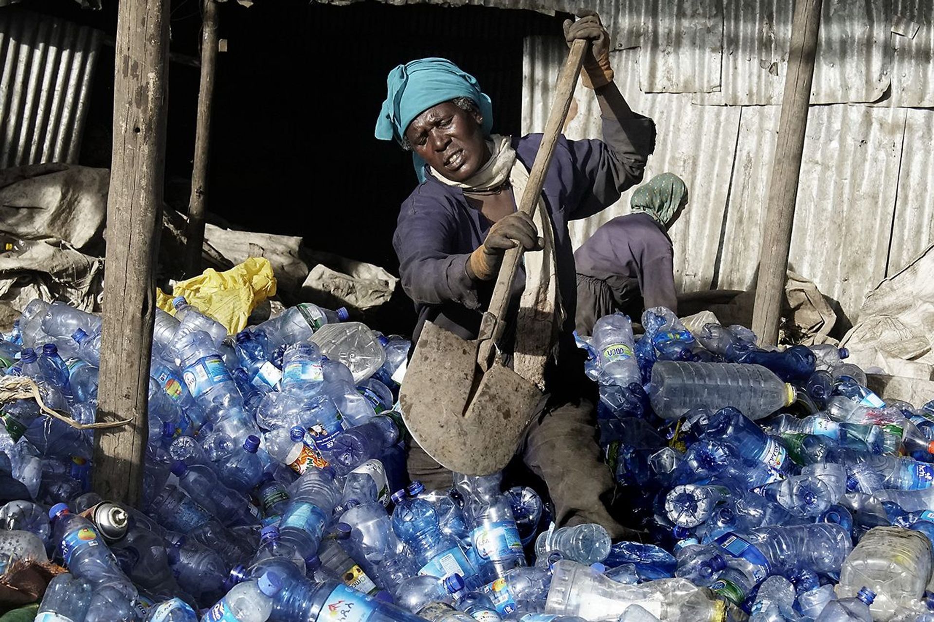 Le attività femminili di raccolta della plastica della "Associazione Zenzero" in Africa