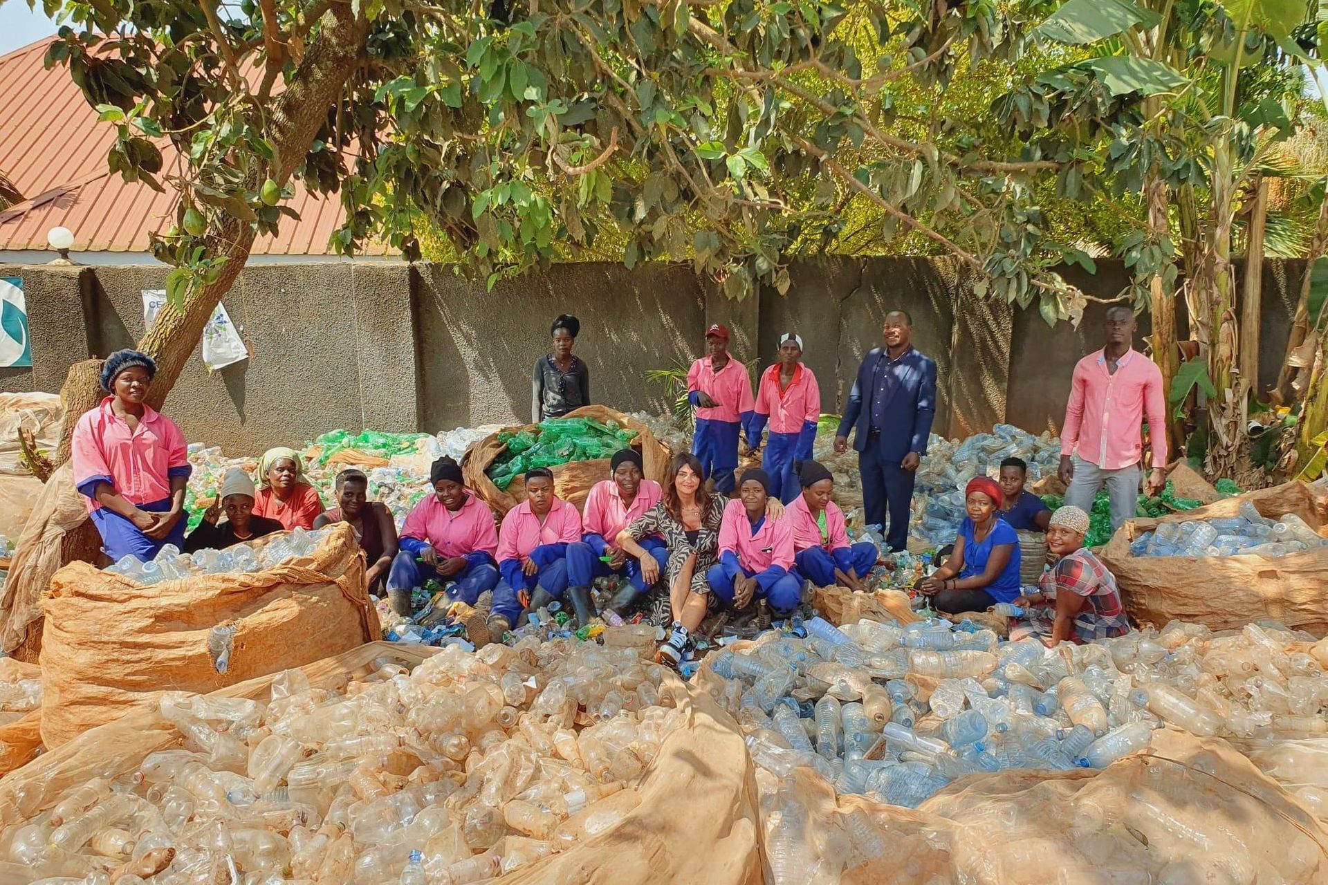 Le attività femminili di raccolta della plastica dell "Associazione Zenzero" in Uganda