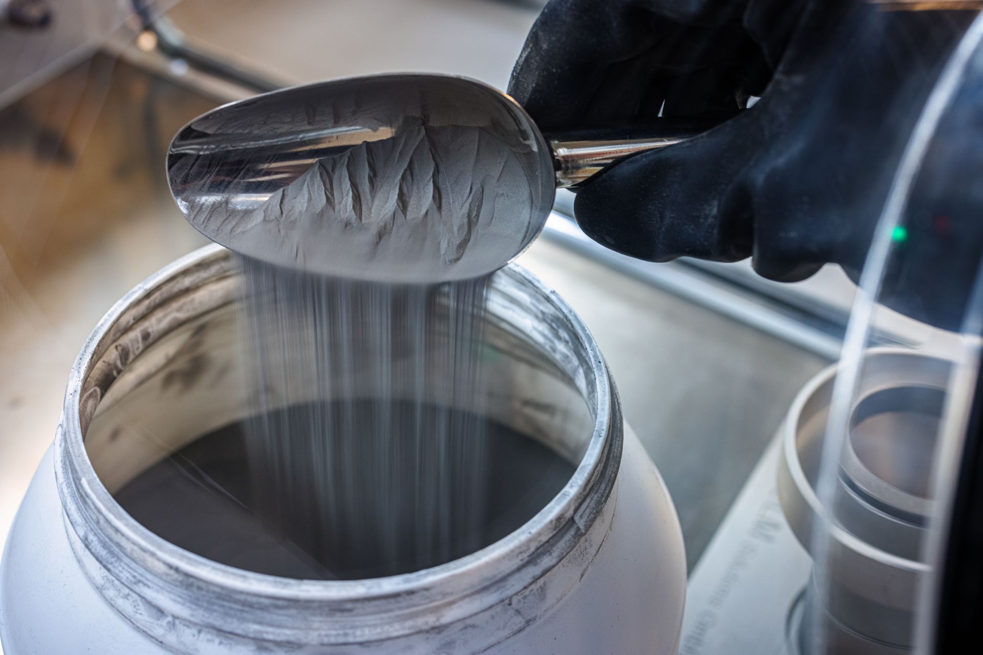 Lo scorrimento della polvere nel secchio: il processo di stampa in 3D di protesi dell'anca presso lo “Swiss m4m Center”
