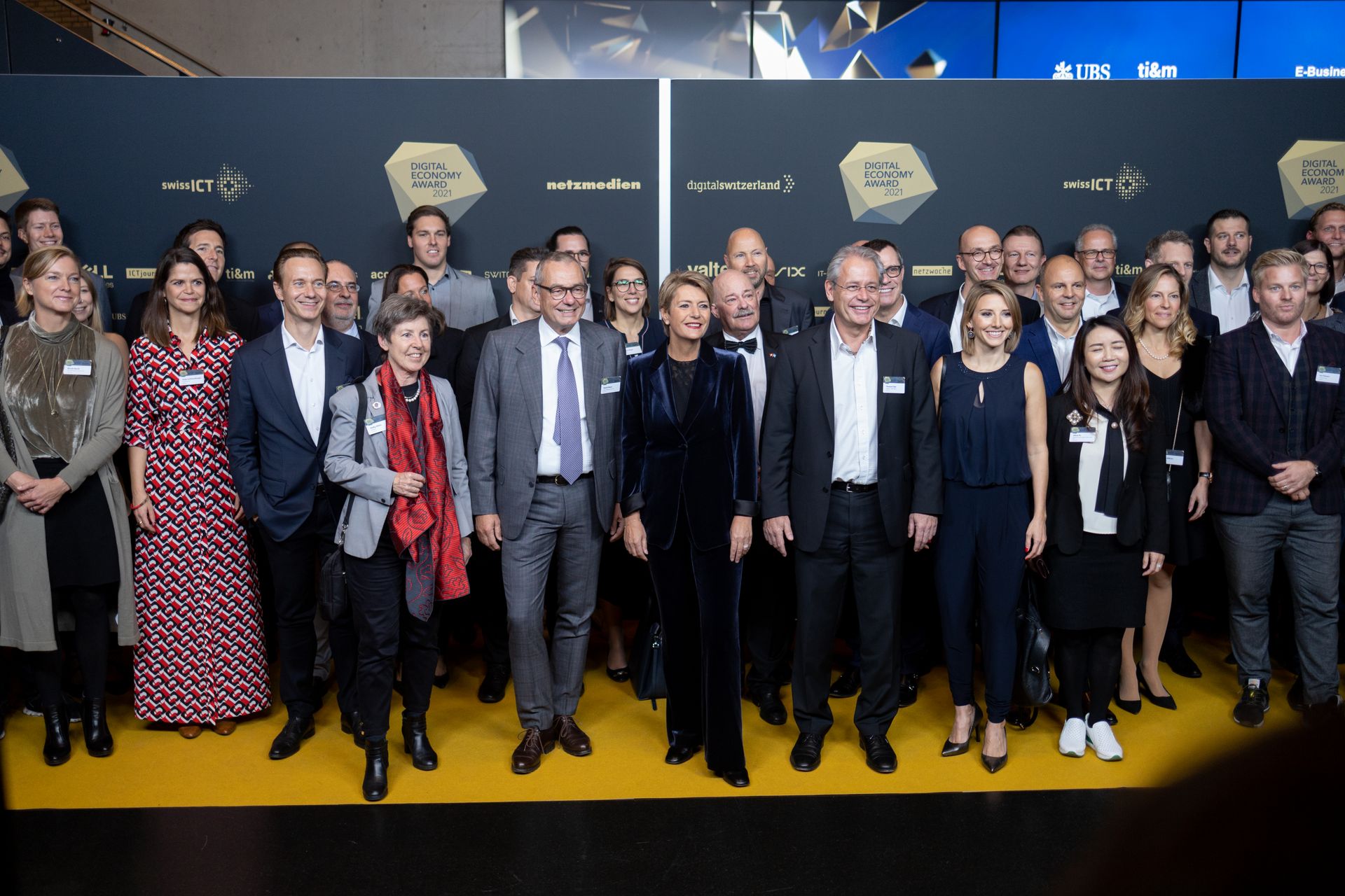 Parata di VIP alla cerimonia di premiazione dei "Digital Economy Award" in occasione della "Giornata Digitale Svizzera" del 10 novembre 2021