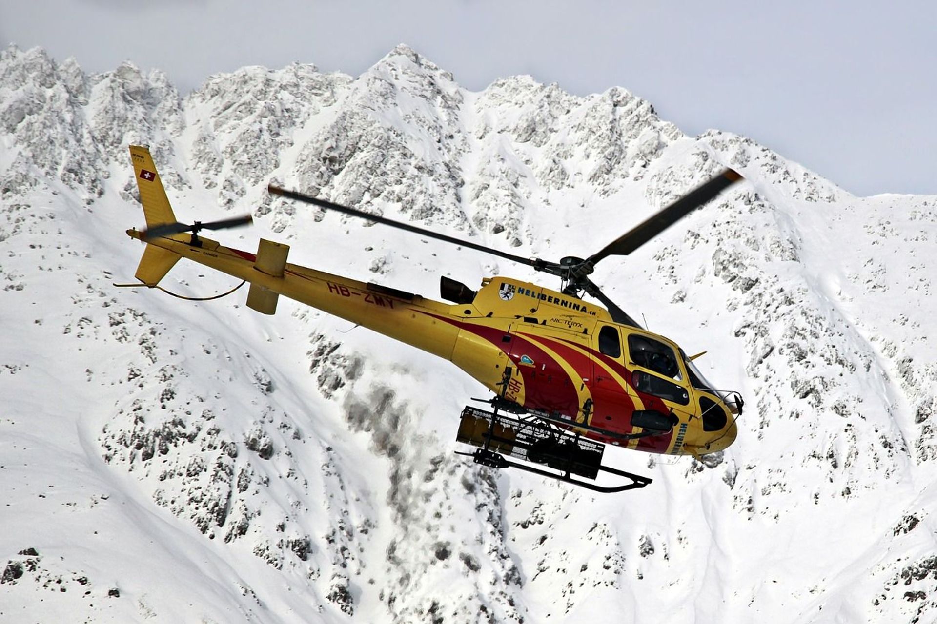 Un elicottero di soccorso sulle Alpi del Cantone dei Grigioni