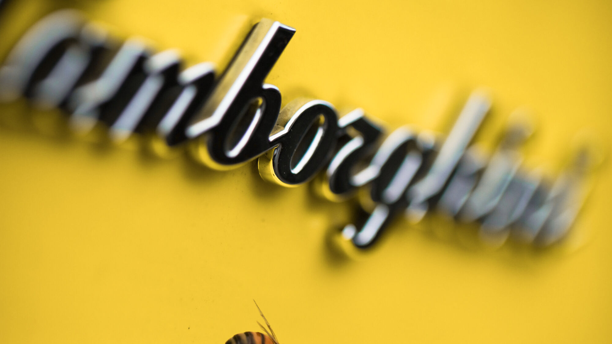 Un’ape accanto alla scritta stilizzata tipica delle supercar made-by-Lamborghini