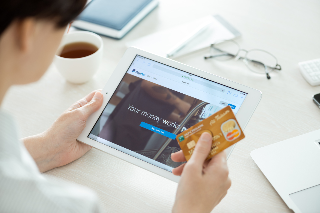 L'uso del sistema di pagamento PayPal su un Apple iPad Air