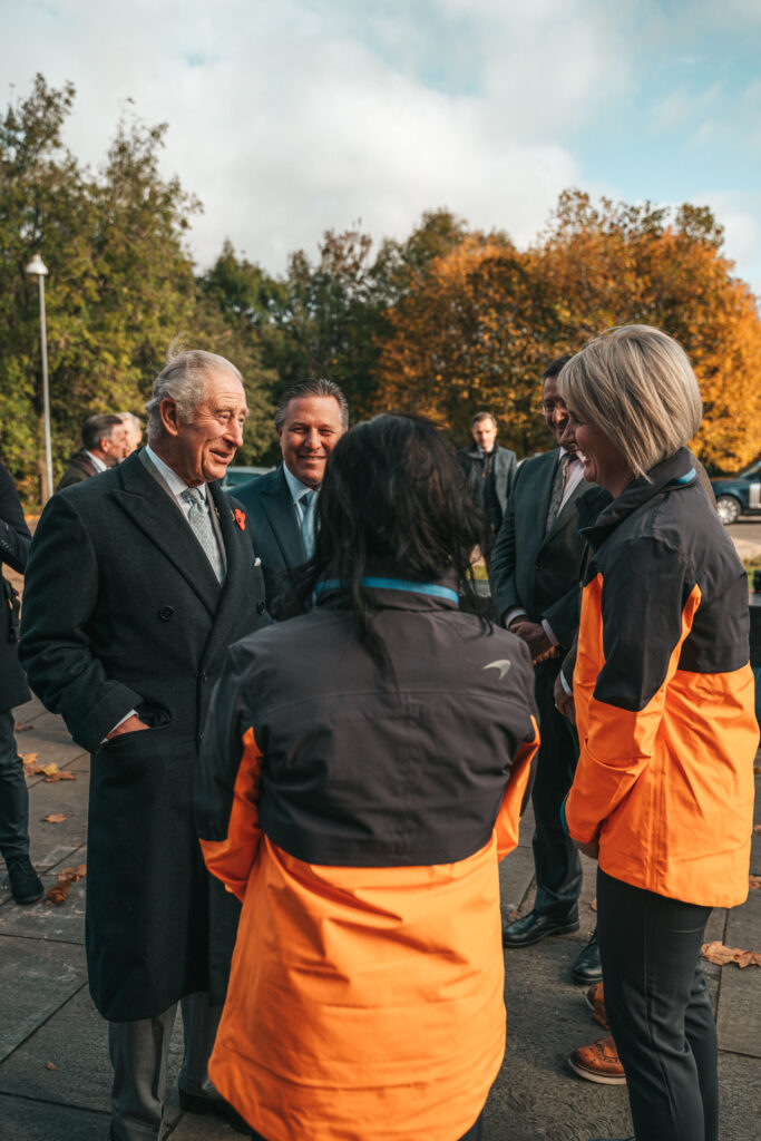 Carlo, Principe del Galles, Zak Brown, CEO della McLaren, e il personale della scuderia di Woking alla COP26 di Glasgow