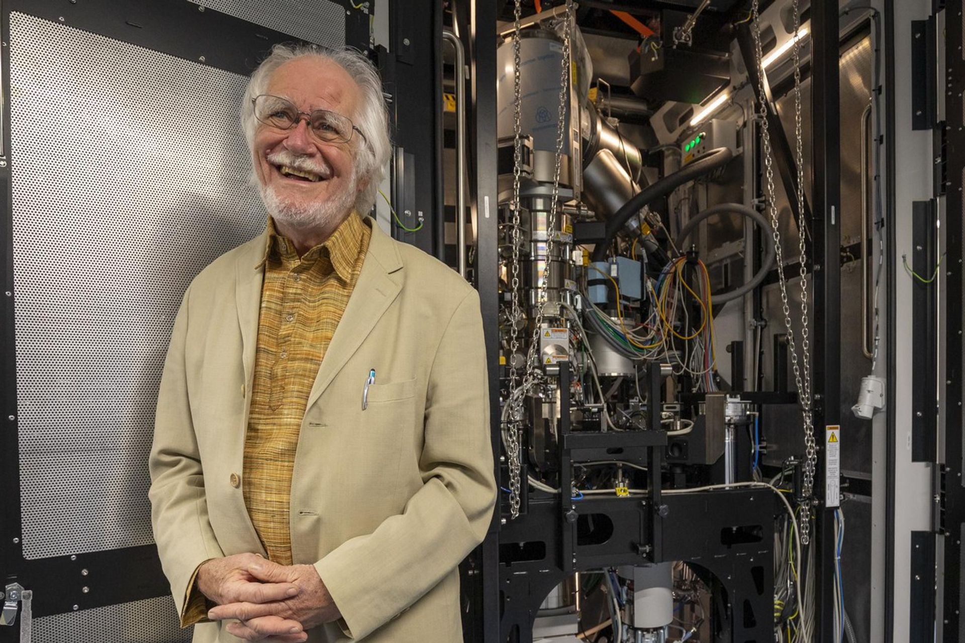 Jacques Dubochet, biochimico e professore universitario svizzero, Premio Nobel per la chimica nel 2017, accanto a uno dei microscopi del DCI.