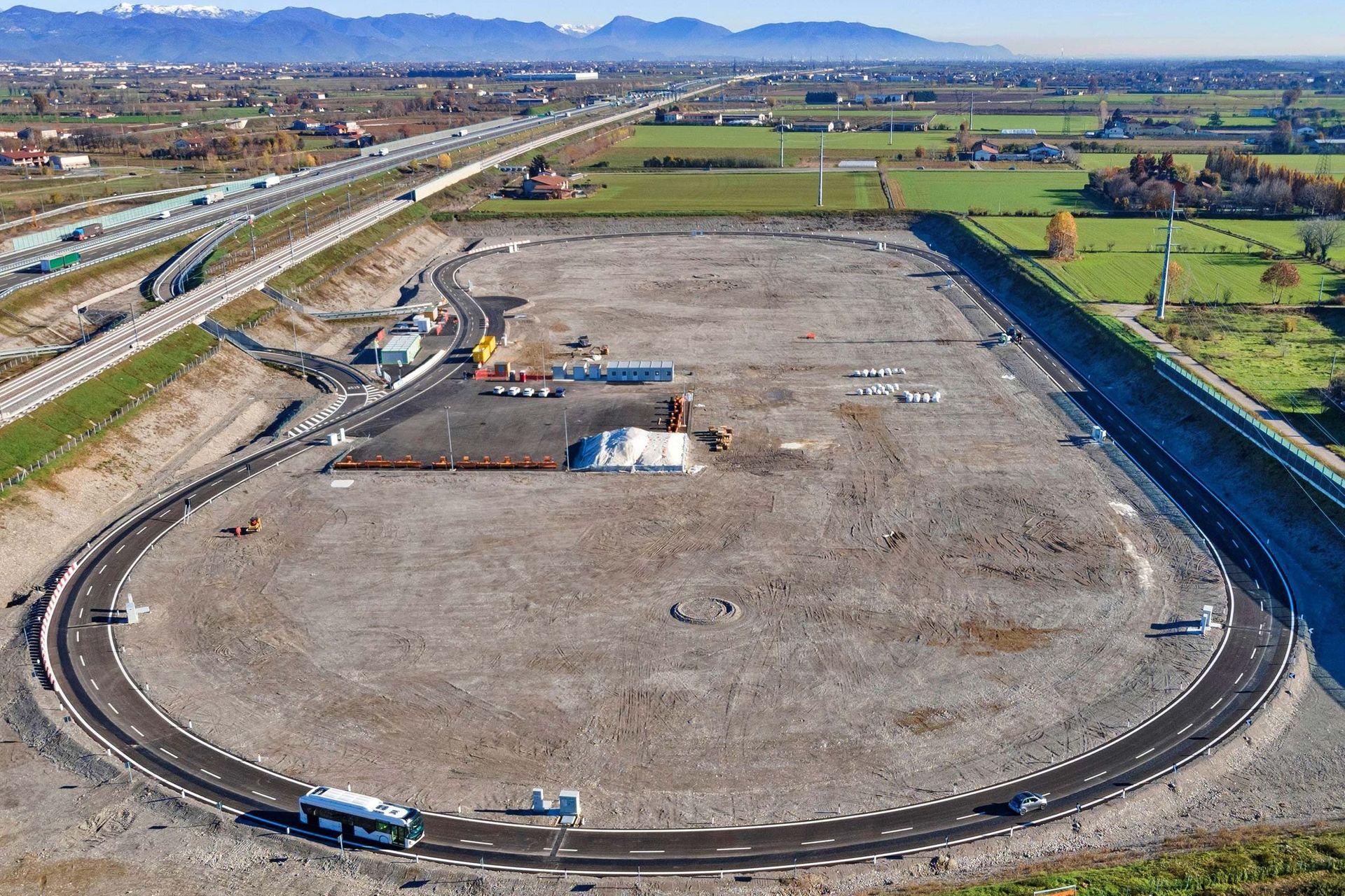 La "Arena del Futuro" sorge a margine dell'Autostrada A35 italiana fra Brescia, Bergamo e Milano