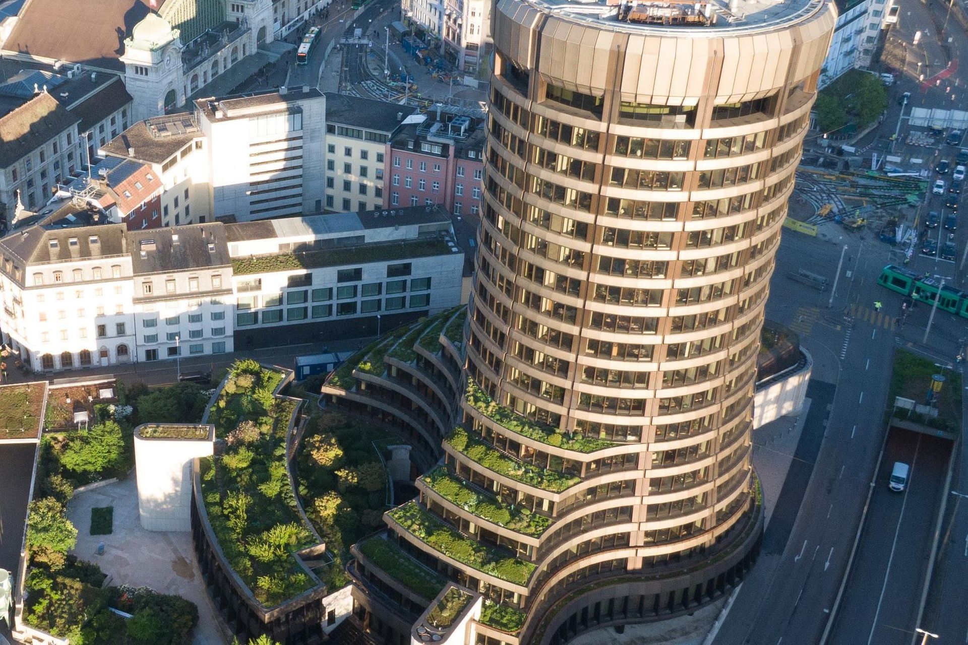 Die Bank für Internationalen Zahlungsausgleich (BSI) ist eine Organisation mit Sitz in Basel am Centralbahnplatz 2, die seit 1930 die Zusammenarbeit im Währungs- und Finanzbereich fördert und als Bank und Forum für Zentralbanken dient