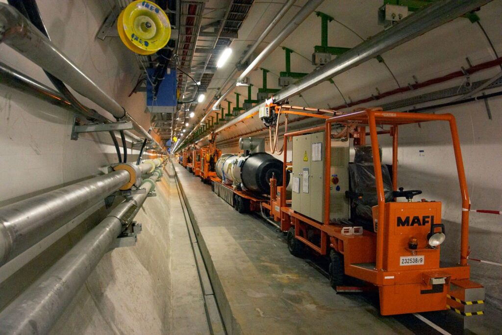 L'interno del tunnel lungo 27 chilometri del Large Hadron Collider del CERN di Ginevra