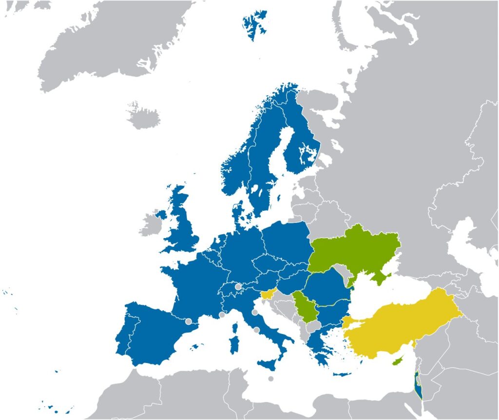Una mappa dei Paesi interessati al CERN: in blu i partecipanti, in verde le candidature, in giallo le manifestazioni d'interesse