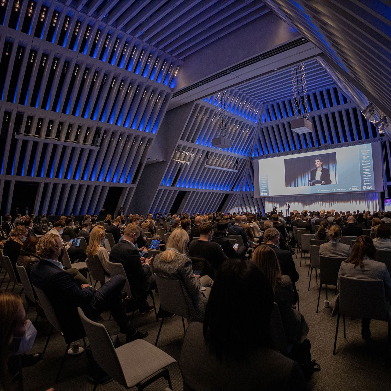 Pubblico e conferenzieri presenti a “The Circle” di Zurigo il 6 dicembre in occasione della prima giornata della “NOAH Conference” 2021: Simonetta Sommaruga, capo del Dipartimento Federale dell'Ambiente, dei Trasporti, dell'Energia e delle Comunicazioni (DATEC)