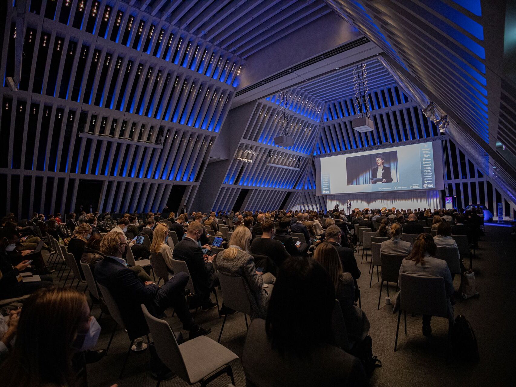 Audiență și vorbitori prezenți la „The Circle” din Zurich, pe 6 decembrie, în prima zi a „Conferinței NOAH” 2021: Simonetta Sommaruga, șefa Departamentului Federal de Mediu, Transport, Energie și Comunicații (DETEC)