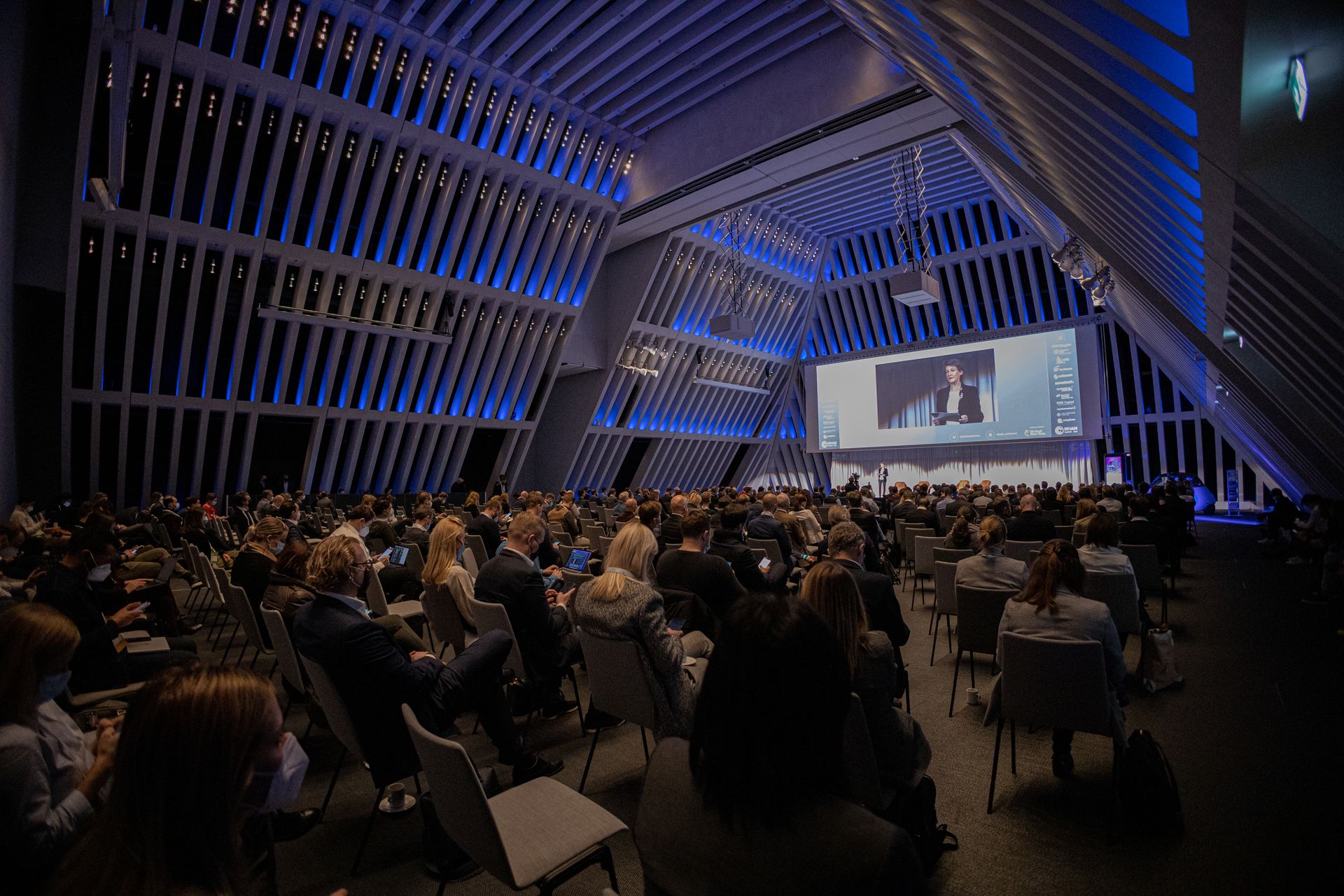Pubblico e conferenzieri presenti a “The Circle” di Zurigo il 6 dicembre in occasione della prima giornata della “NOAH Conference” 2021: Simonetta Sommaruga, capo del Dipartimento Federale dell'Ambiente, dei Trasporti, dell'Energia e delle Comunicazioni (DATEC)